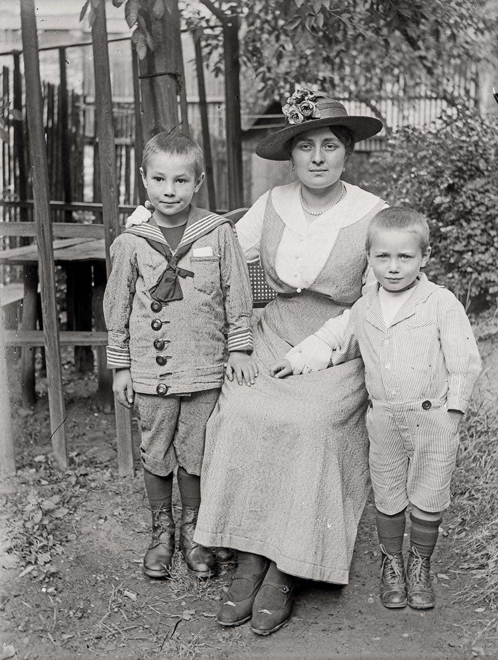 Anna Emilie Ludwig mit ihren Söhnen (wohl August 1897), 86643_o (DRM CC BY-NC-SA)