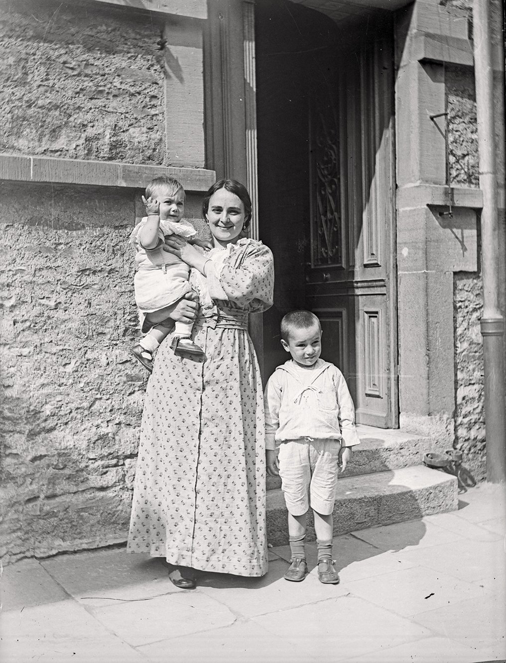 Anna Emilie Ludwig mit ihren Söhnen (wohl August 1895), 86644_o (DRM CC BY-NC-SA)