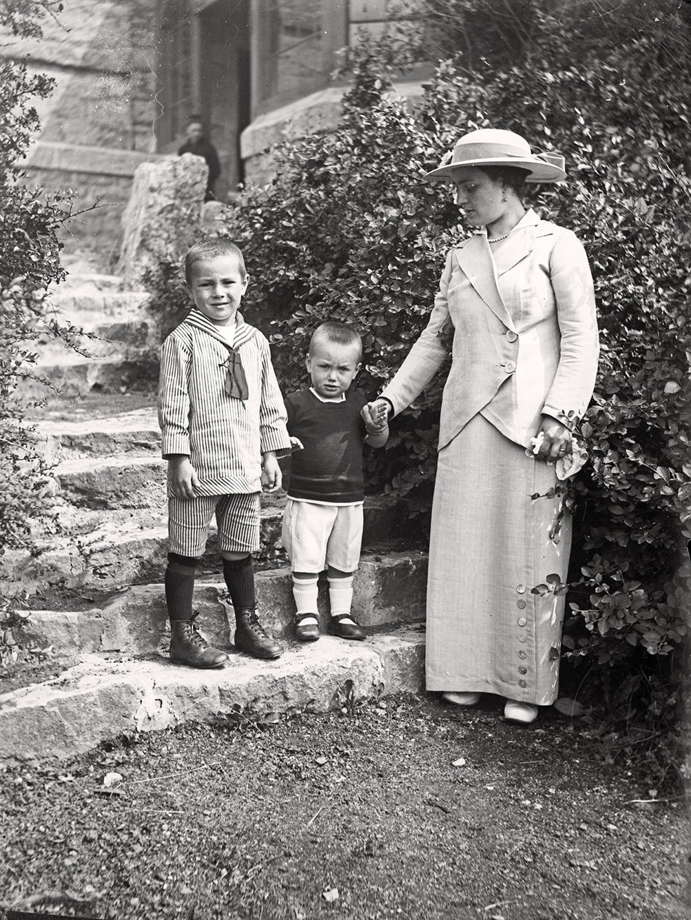 Anna Emilie Ludwig mit ihren Söhnen (wohl August 1896), 86645_o (DRM CC BY-NC-SA)