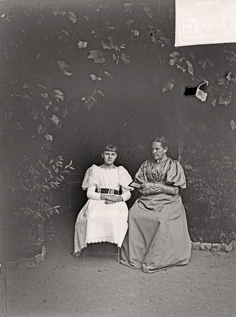Bertha Röntgen und Josephine Bertha Ludwig vor der Gartenlaube im Garten der Röntgens (21.Juli 1895), 86646_o (DRM CC BY-NC-SA)