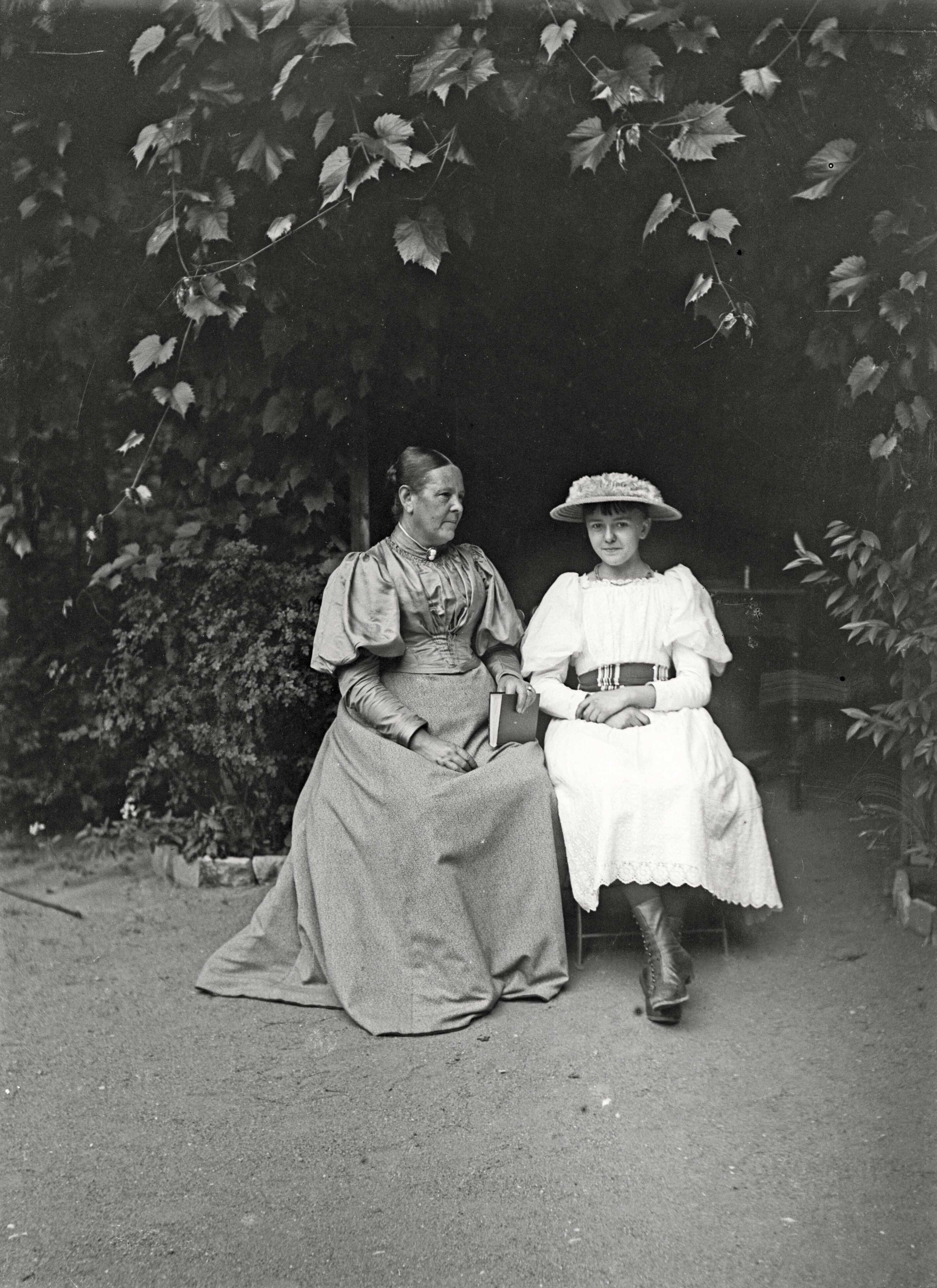 Bertha Röntgen und Josephine Bertha Ludwig vor der Gartenlaube im Garten der Röntgens (21.07.1895), 86649_o (DRM CC BY-NC-SA)