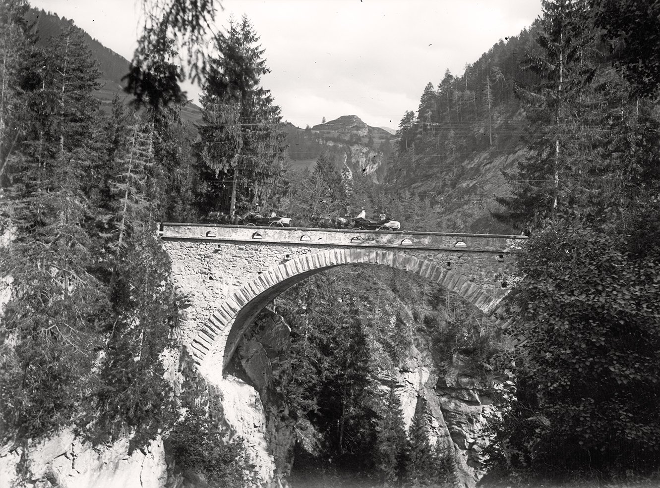 Zwei Kutschen auf der Solisbrücke (20.08.1900), 86653_o (DRM CC BY-NC-SA)
