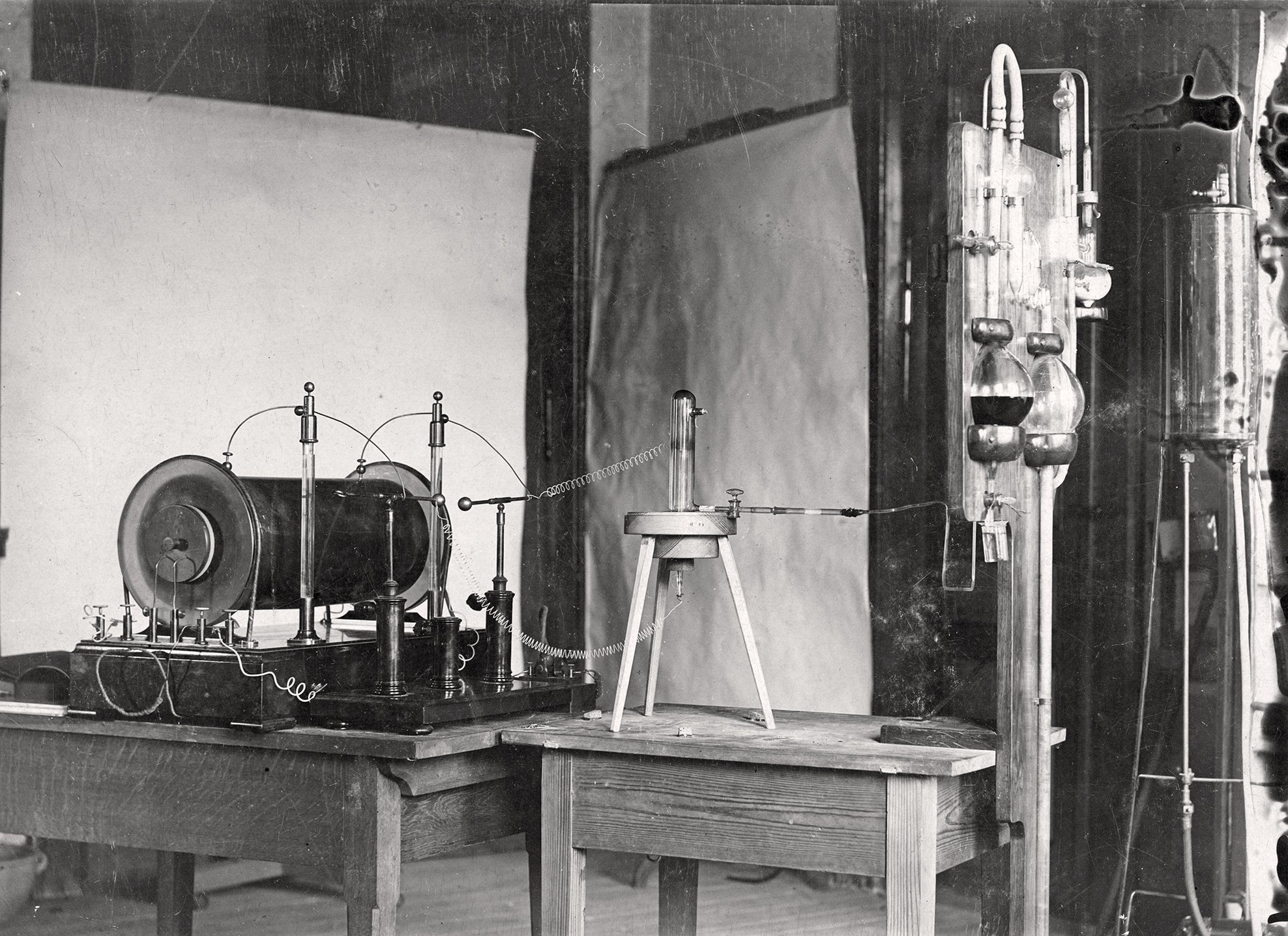 Versuchsaufbau im Physikalischen Institut (November-Dezember 1895), 89009 p_o (DRM CC BY-NC-SA)