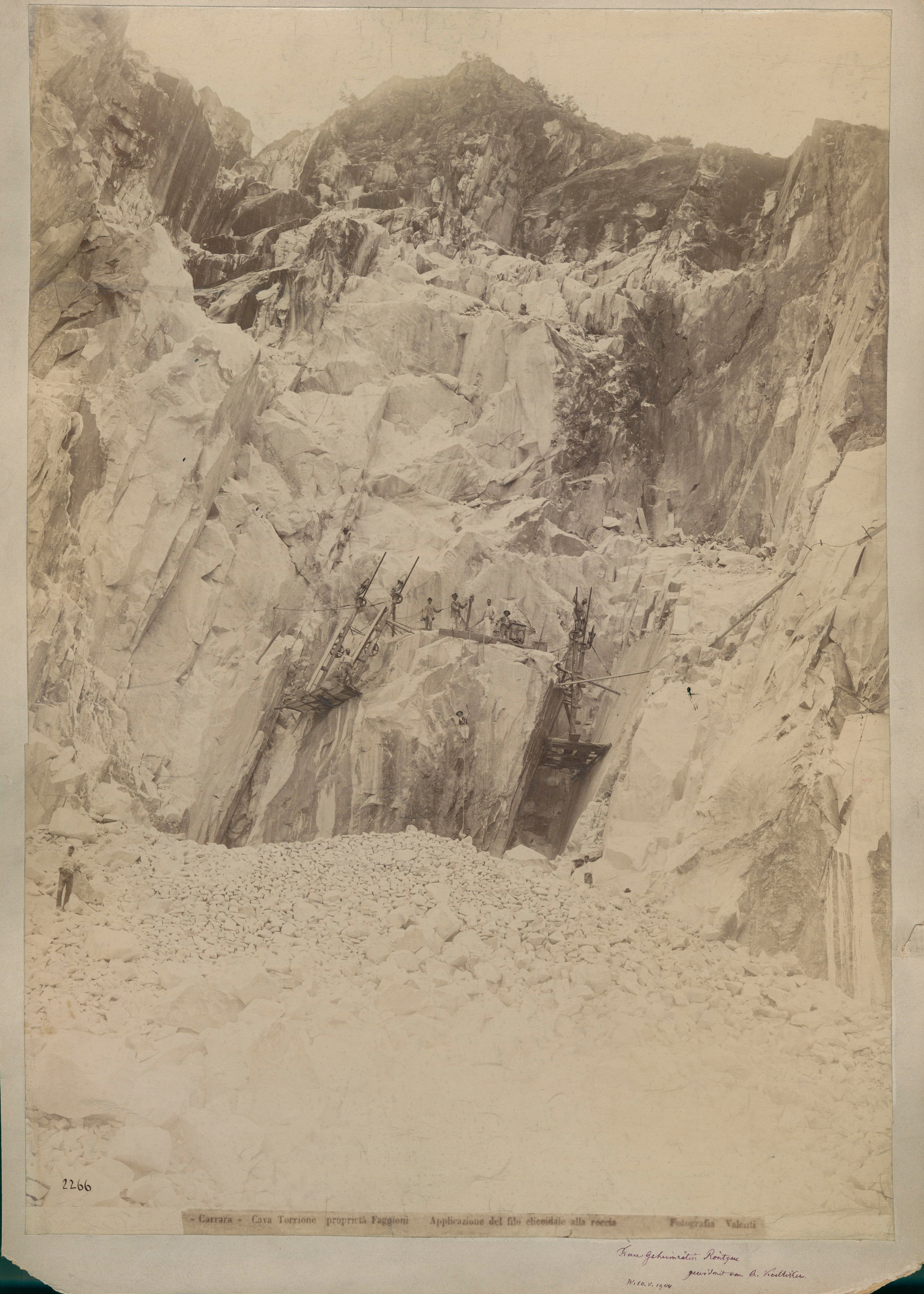 Steinbruch Torrione bei Carrara (vor 1904), 89553 p (Deutsches Röntgen-Museum CC BY-NC-SA)
