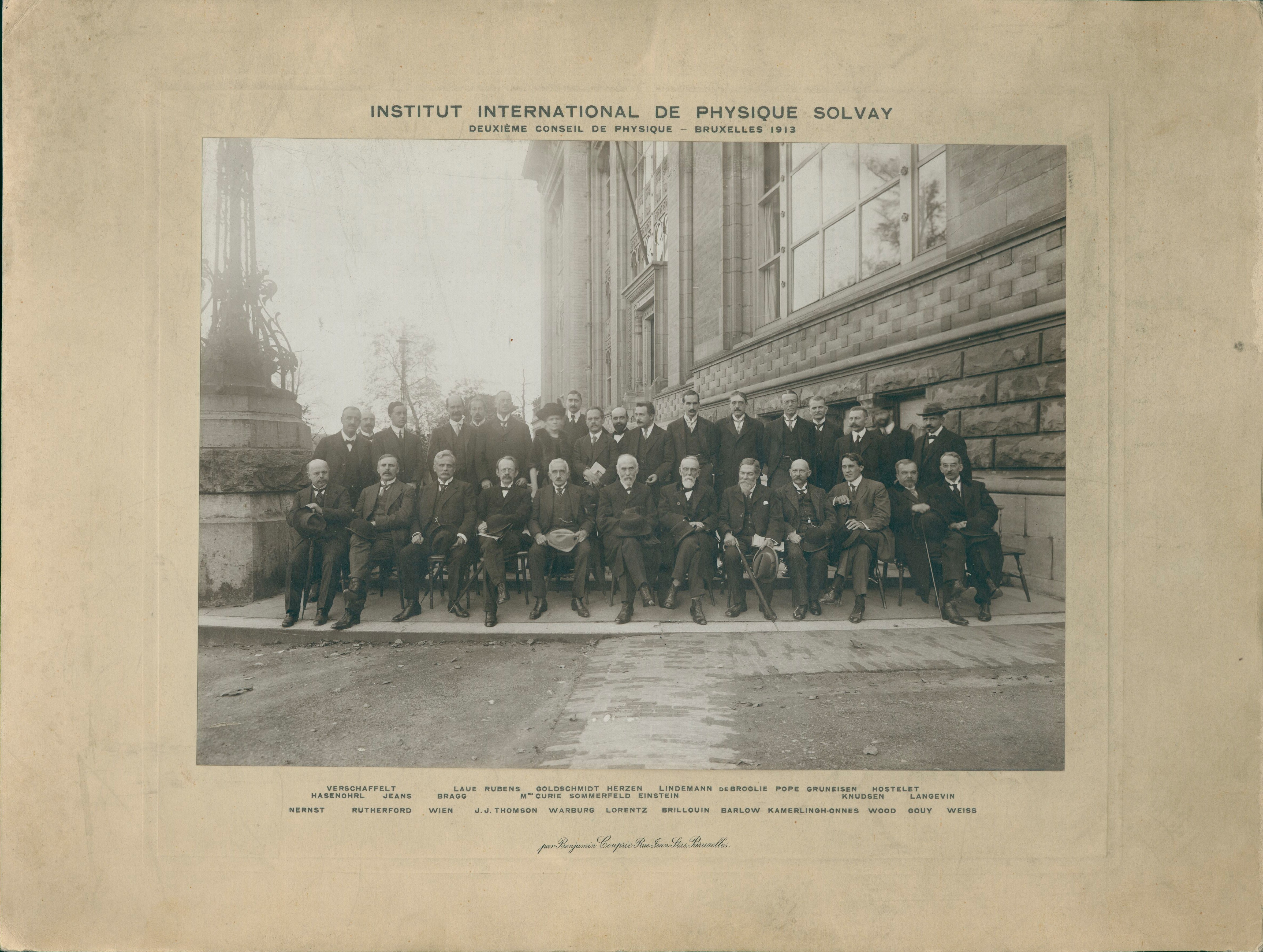 Gruppenfoto der Zweiten Solvay-Konferenz in Brüssel 1913, 89580 p (Deutsches Röntgen-Museum CC BY-NC-SA)