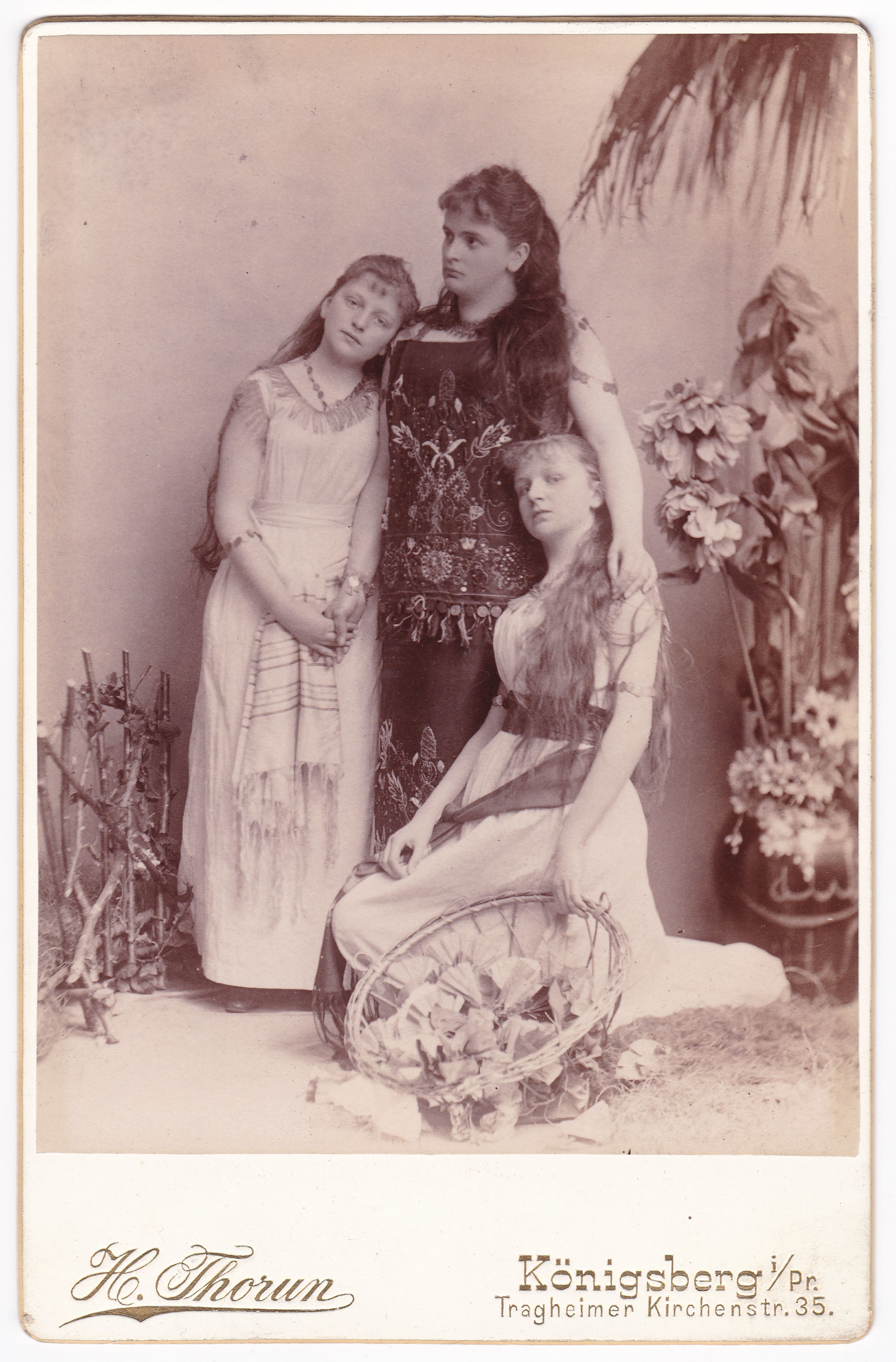 Clementine von Gareis mit den Töchtern Hedwig und Erna (um 1895), 88093 p (DRM CC BY-NC-SA)