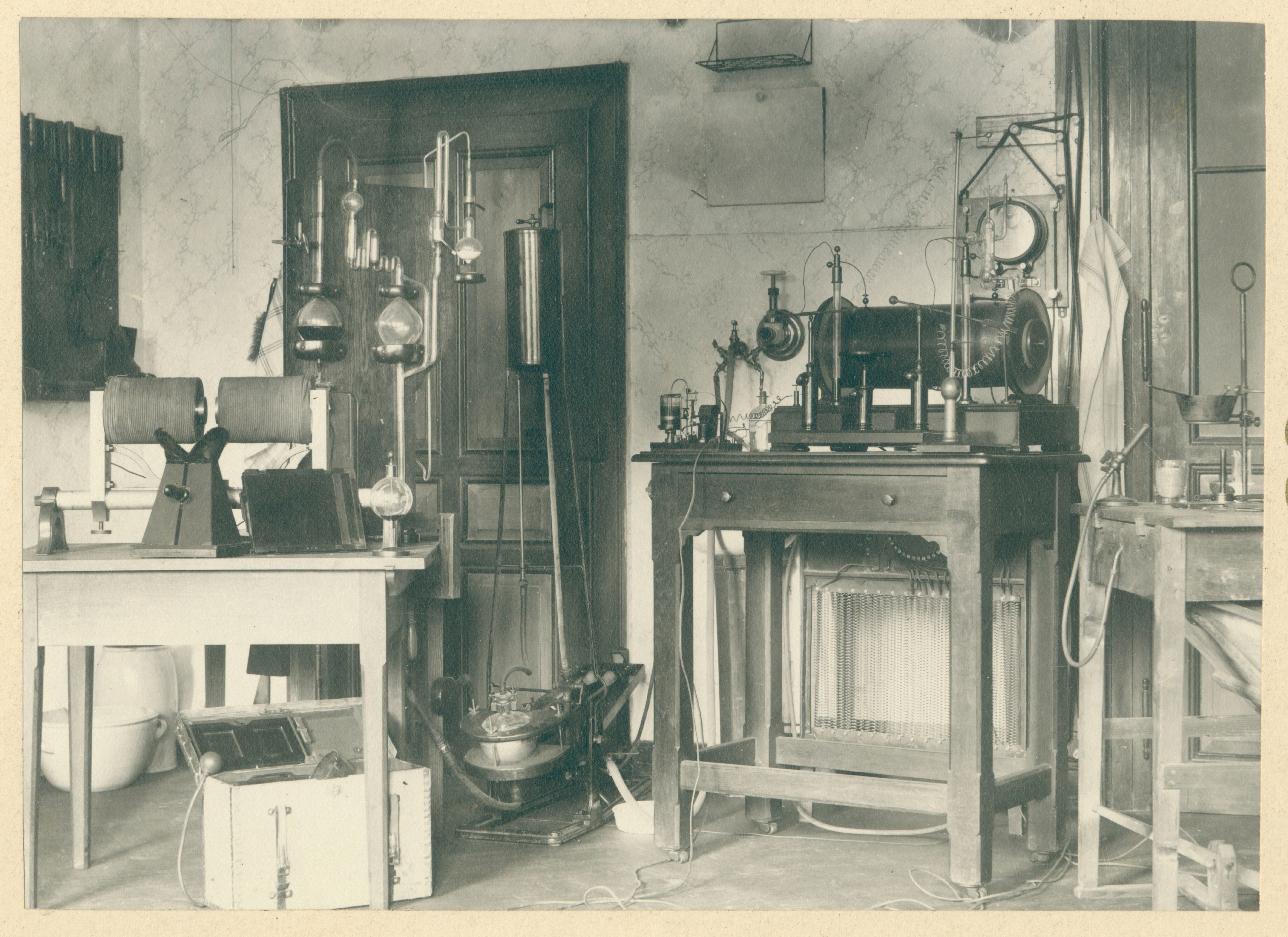 Versuchsaufbau im Physikalischen Institut (vor März 1900), 89642 p (DRM CC BY-NC-SA)