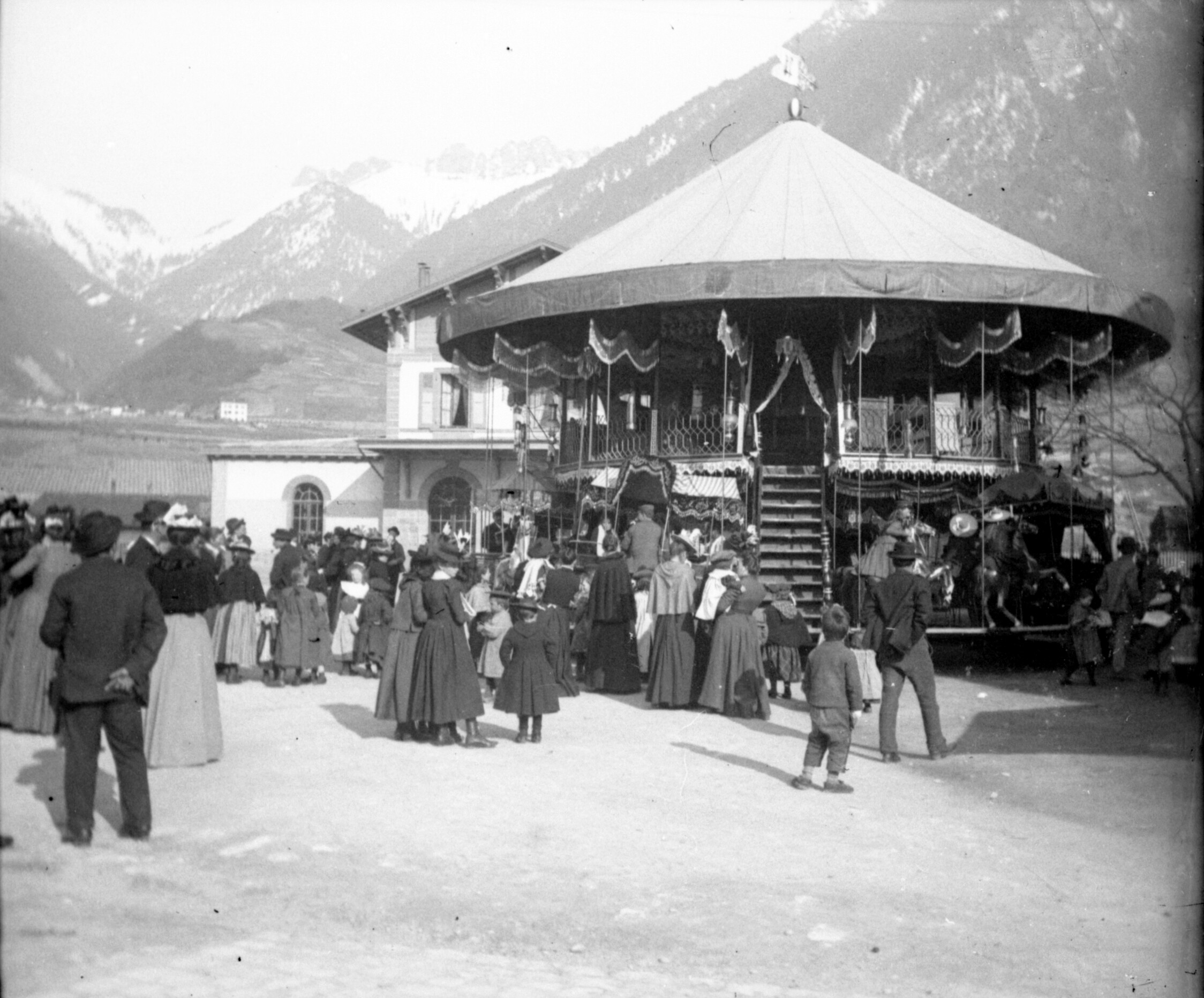 Etagenkarussel auf dem Bahnhofsvorplatz in Villeneuve (17.03.1901), 87001 sn R_o (DRM CC BY-NC-SA)