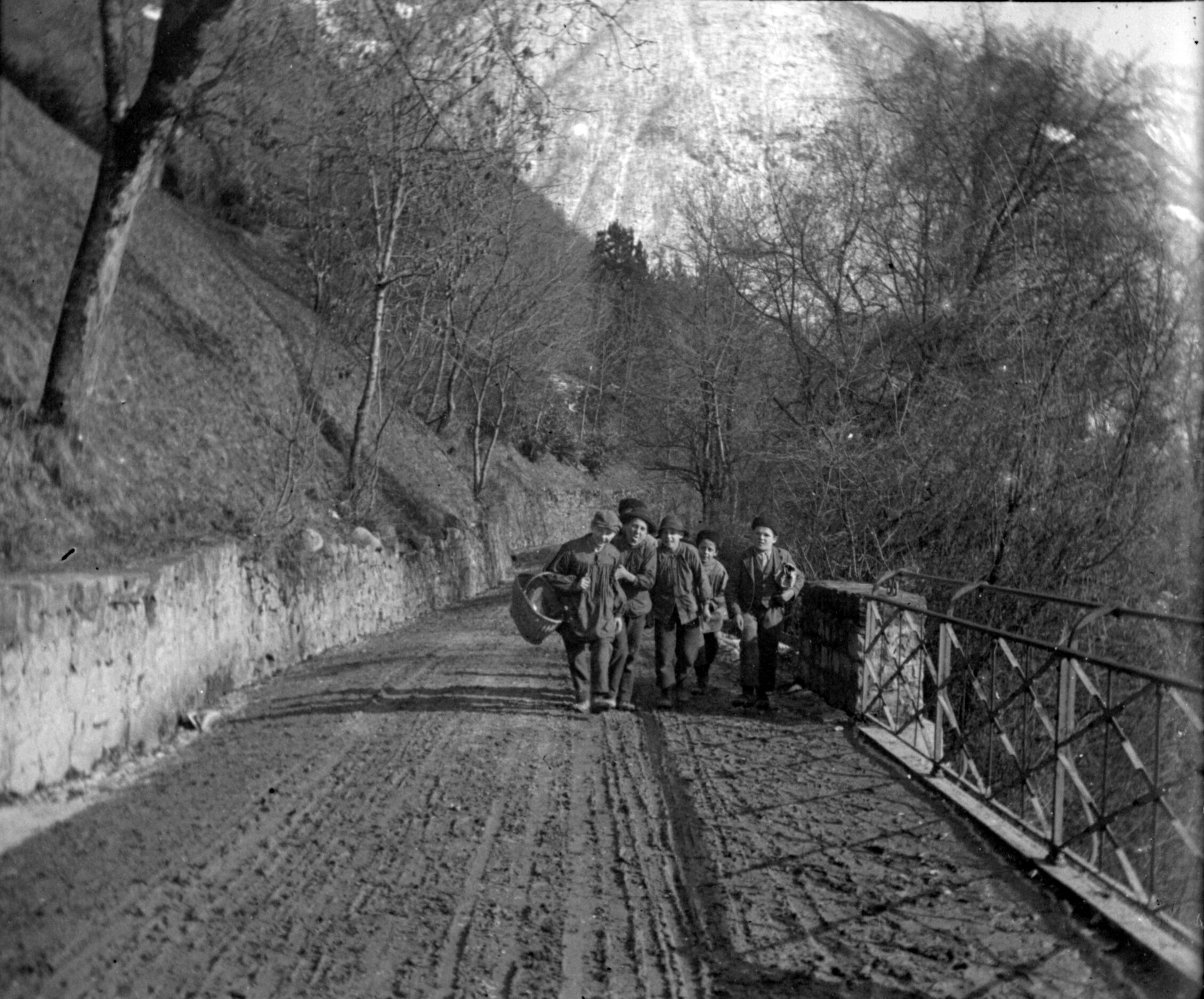Gruppe auf der Straße nach Glion (Frühjahr 1901), 87016 sn R_o (DRM CC BY-NC-SA)