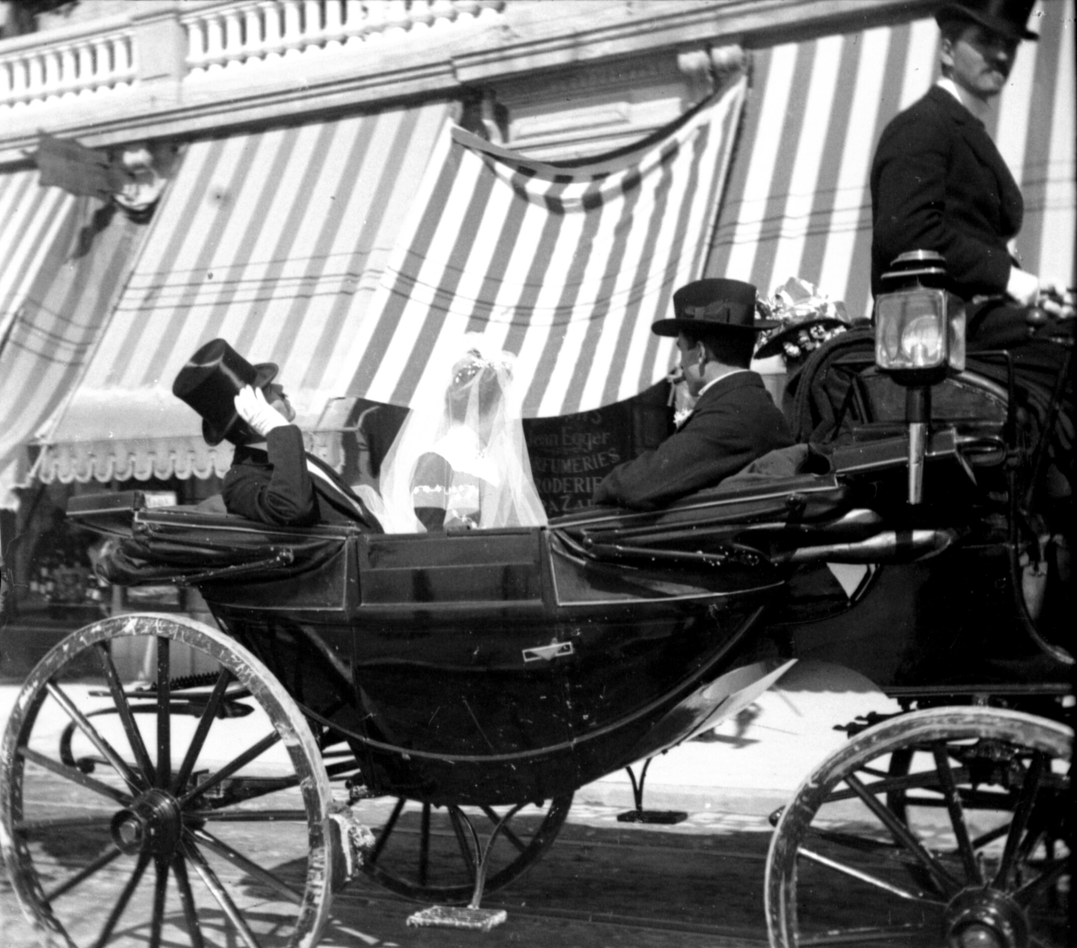 Brautpaar vor dem Grand Hotel Territet (Frühjahr 1901), 87018 sn R_o (DRM CC BY-NC-SA)