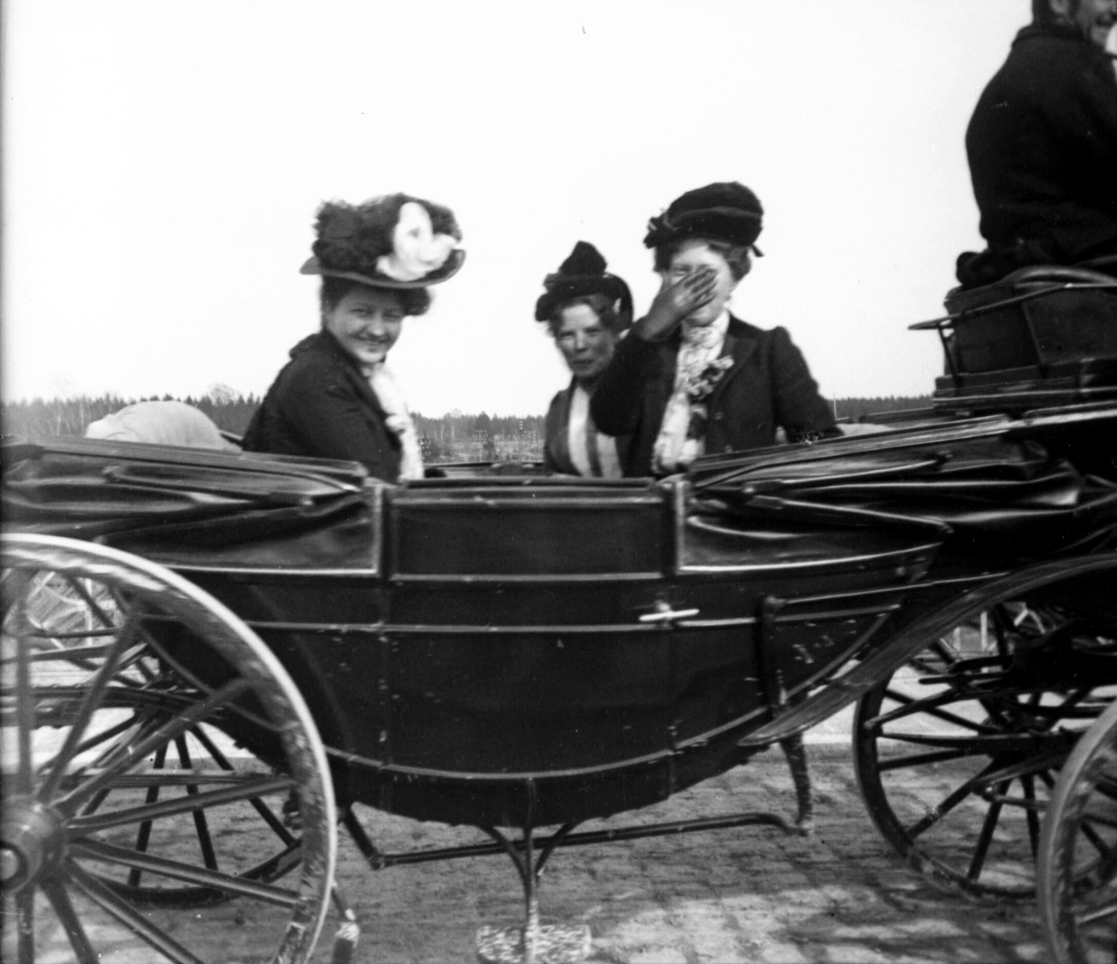 Drei Frauen in einer Kutsche in Großhesselohe (1901), 87039 sn L_o (DRM CC BY-NC-SA)