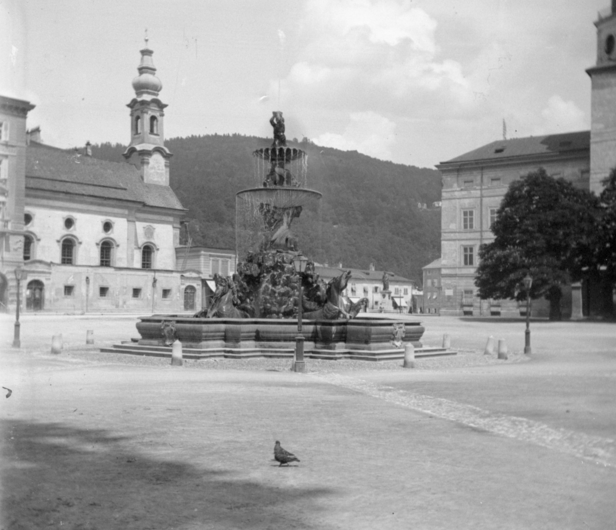 Residenzplatz in Salzburg (Pfingsten 1901), 87042 L_o (DRM CC BY-NC-SA)
