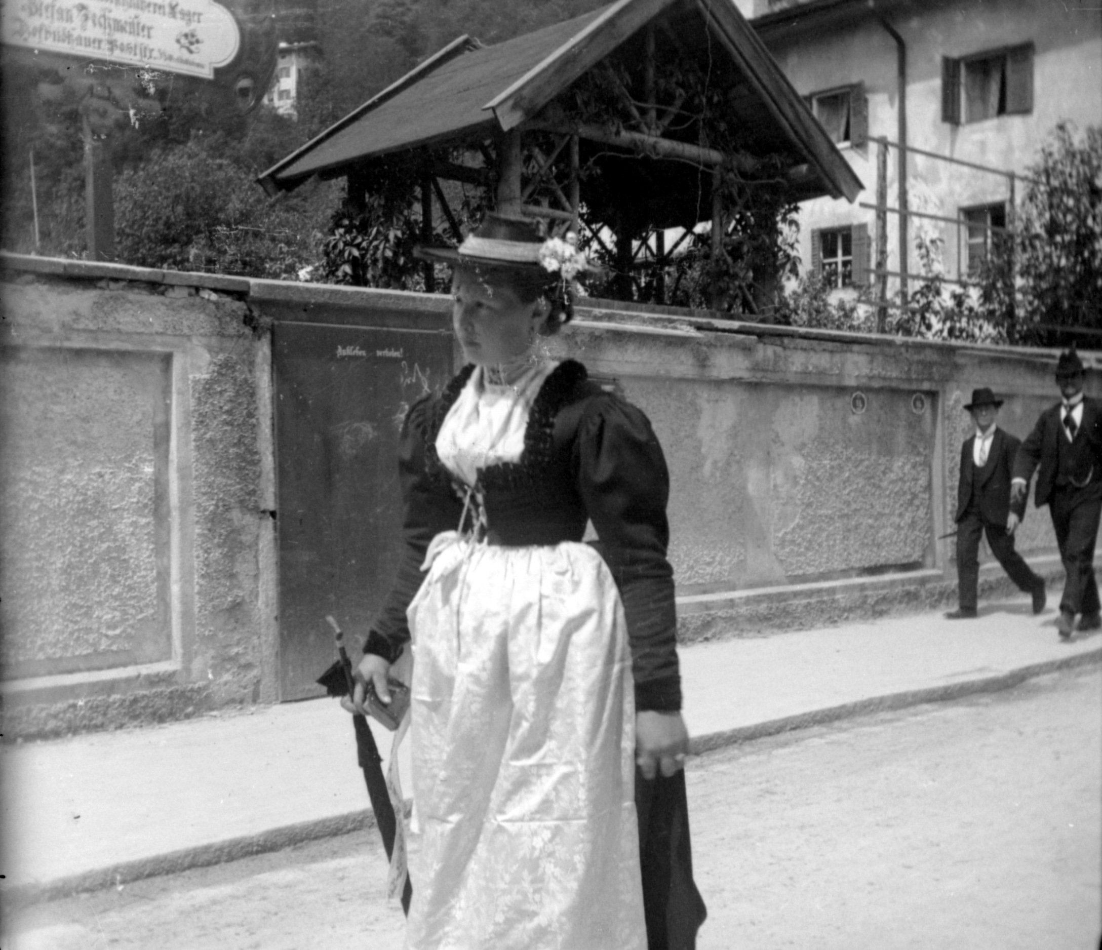 Frau in Berchtesgadener Festtagstracht (Pfingsten 1901), 87044 sn L_o (DRM CC BY-NC-SA)