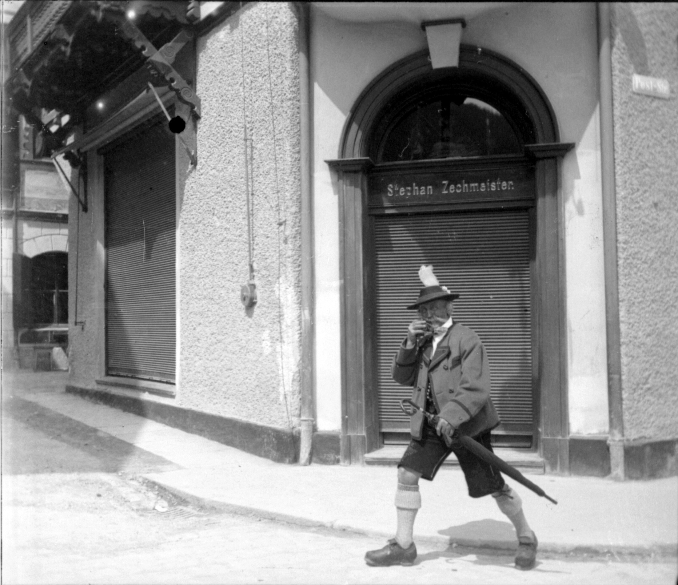 Einheimischer in Tracht vor der Villa Zechmeister in Berchtesgaden (Pfingsten 1901), 87047 sn L_o (DRM CC BY-NC-SA)