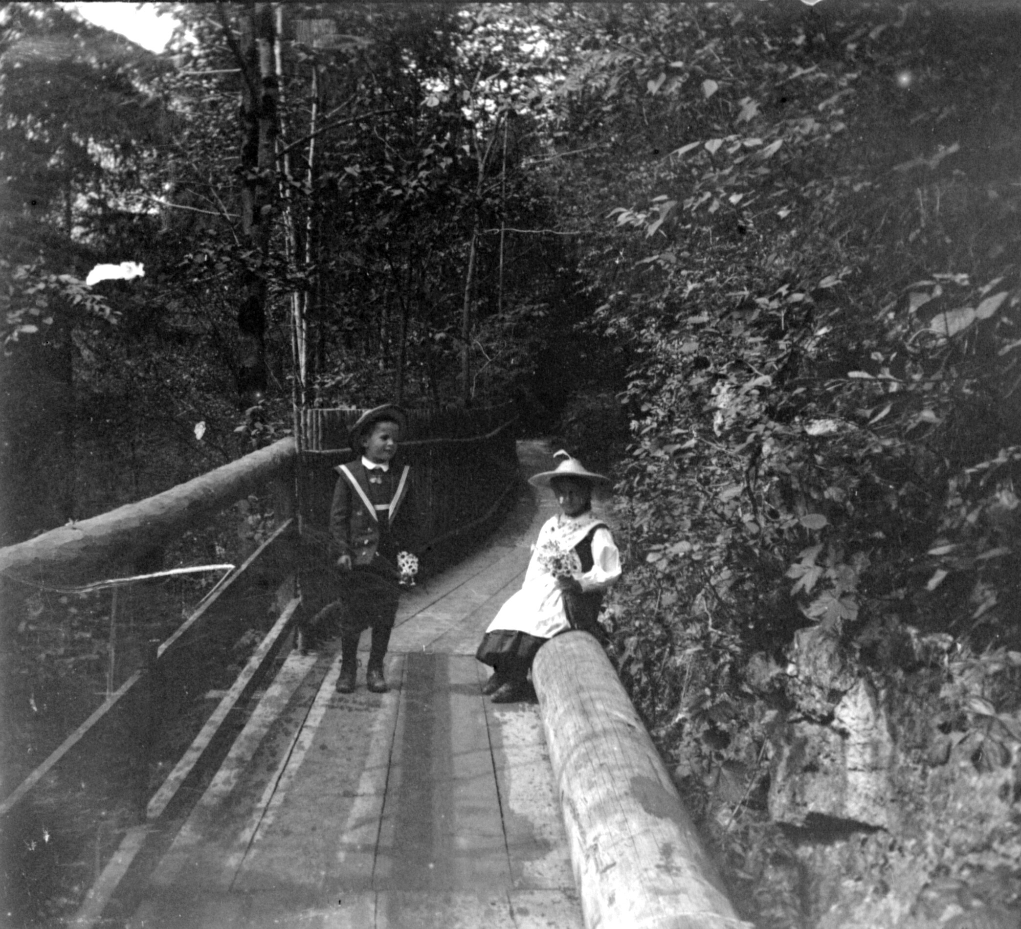 Kinder an der Soleleitung Berchtesgaden-Reichenhall (Pfingsten 1901), 87048 sn L_o (DRM CC BY-NC-SA)