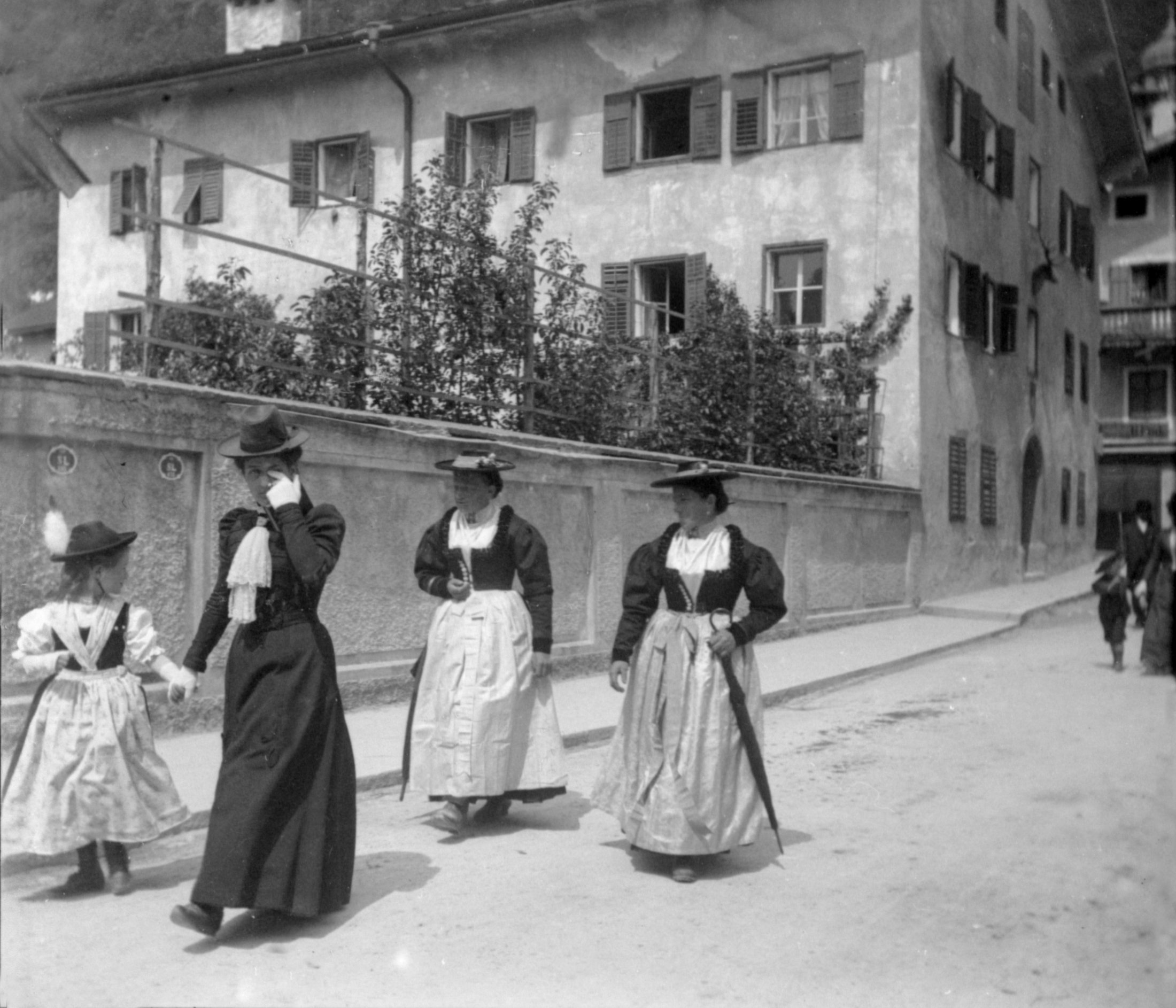 Frauen in Berchtesgadener Festtagstracht (Pfingsten 1901), 87055 sn L_o (DRM CC BY-NC-SA)