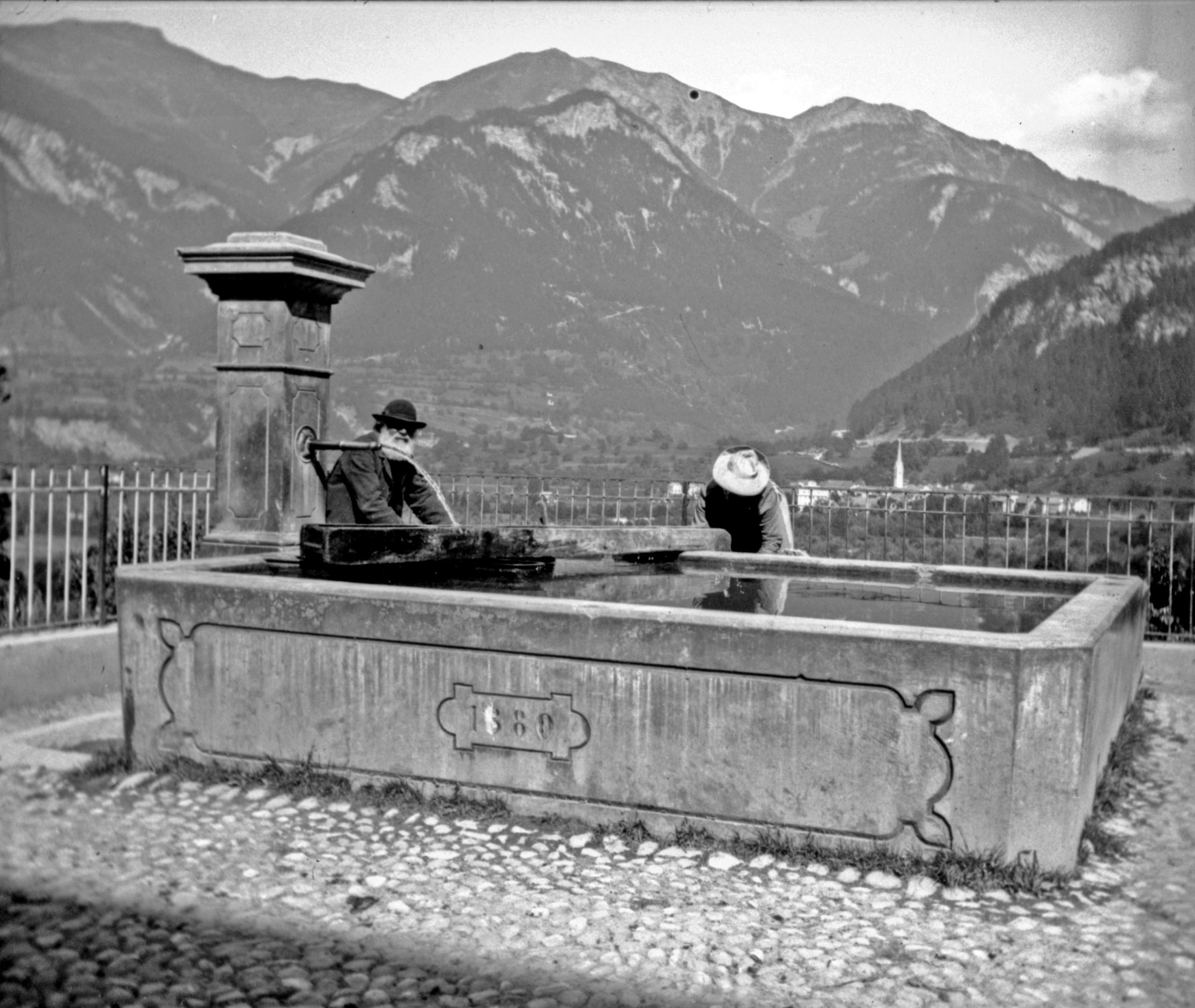Waschbrunnen in Thusis (Sommer 1901), 87068 sn R_o (DRM CC BY-NC-SA)
