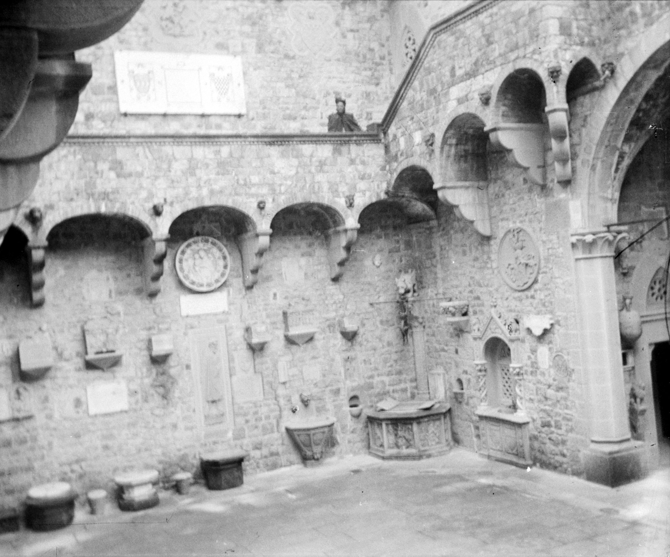 Innenhof des Castello di Vincigliata bei Fiesole (März/April 1902),87175 sn R_o (DRM CC BY-NC-SA)