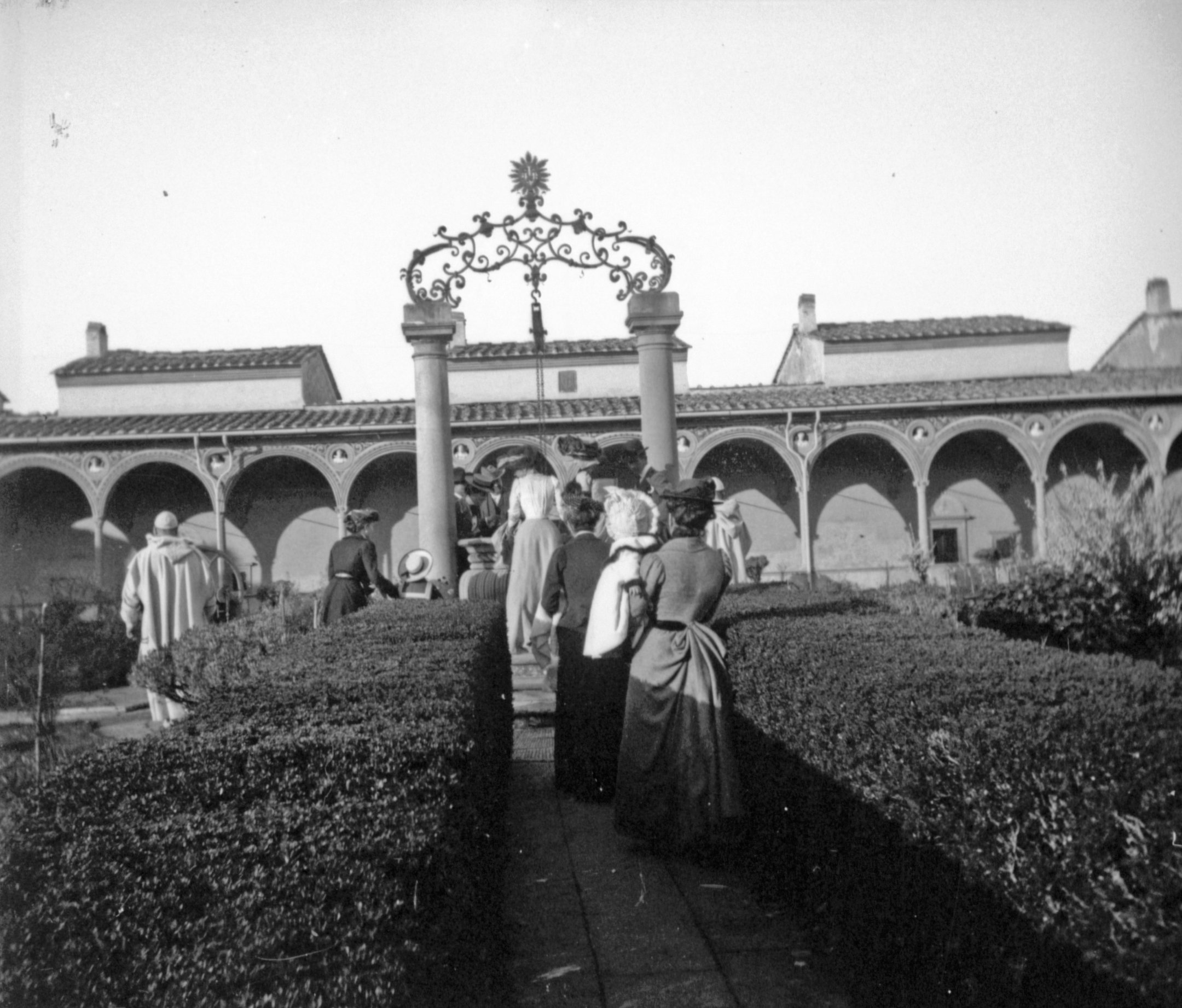 Besuchergruppe im Großen Kreuzgang des Klosters Certosa San Lorenzo di Galluzzo bei Florenz (März/April 1902), 87185 sn L_o (DRM CC BY-NC-SA)