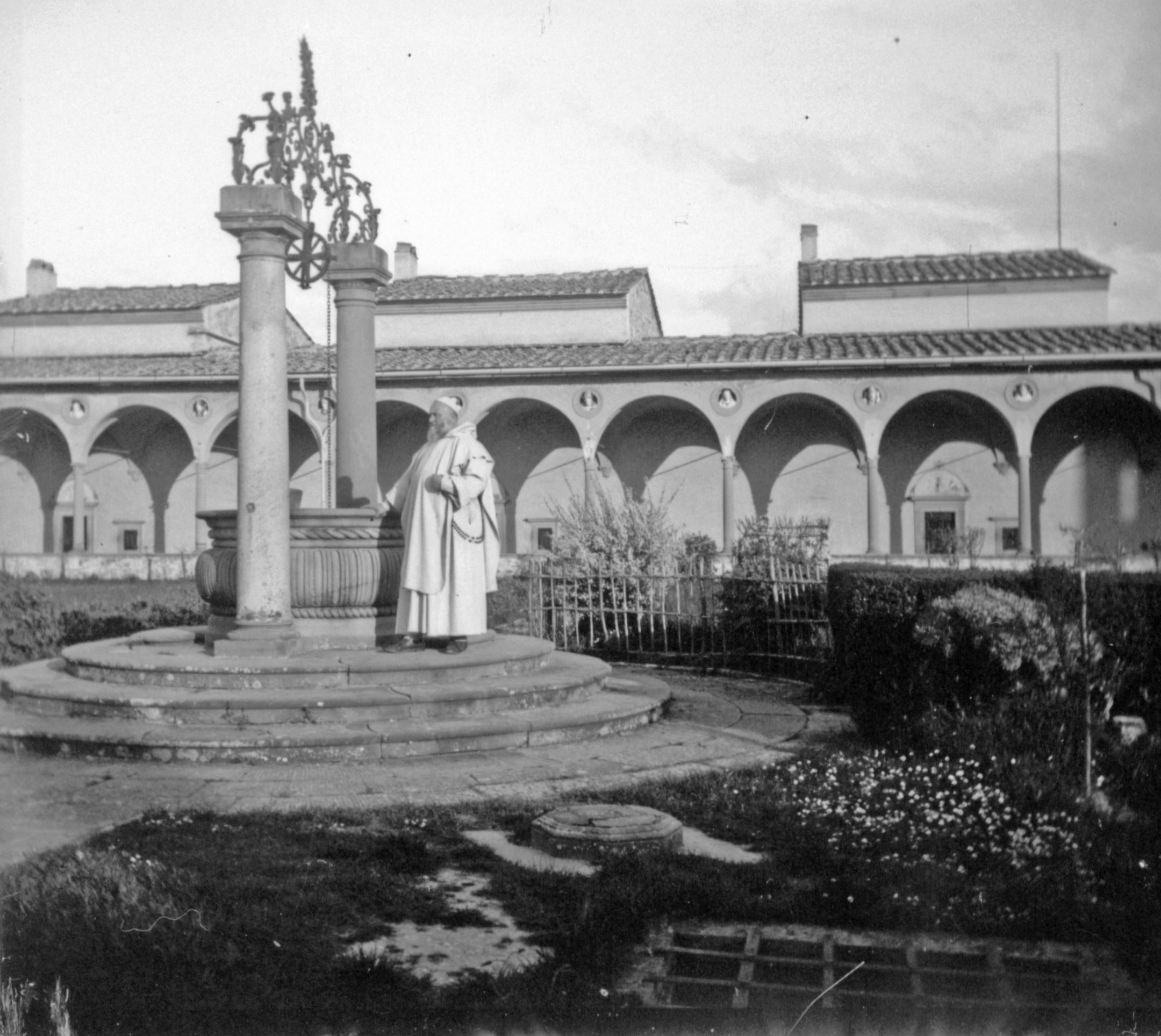Mönch im Großen Kreuzgang des Klosters Certosa San Lorenzo di Galluzzo bei Florenz (März/April 1902), 87186 sn L_o (DRM CC BY-NC-SA)