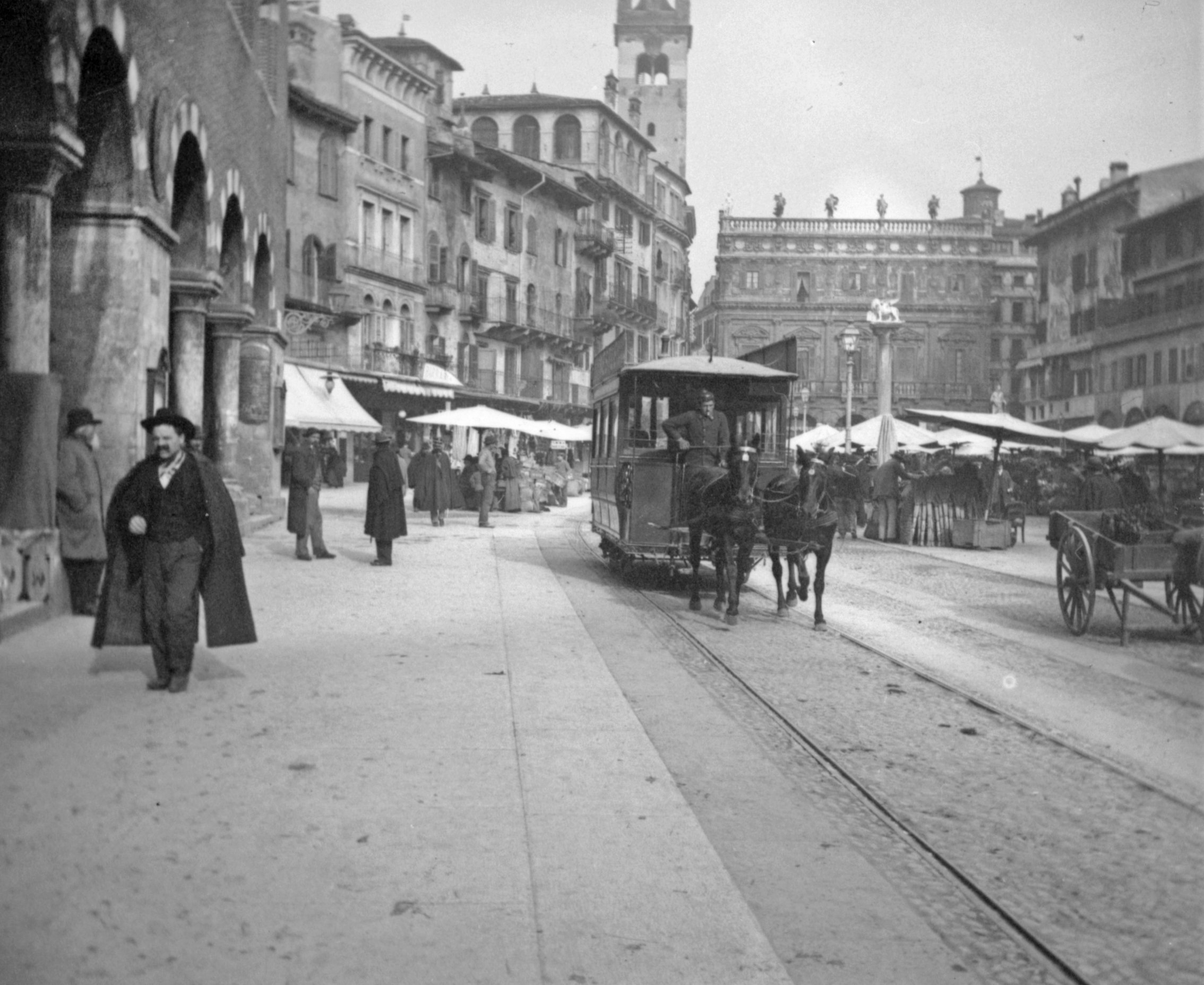 Piazza delle Erbe in Verona (April 1902), 87189 sn R_o (DRM CC BY-NC-SA)