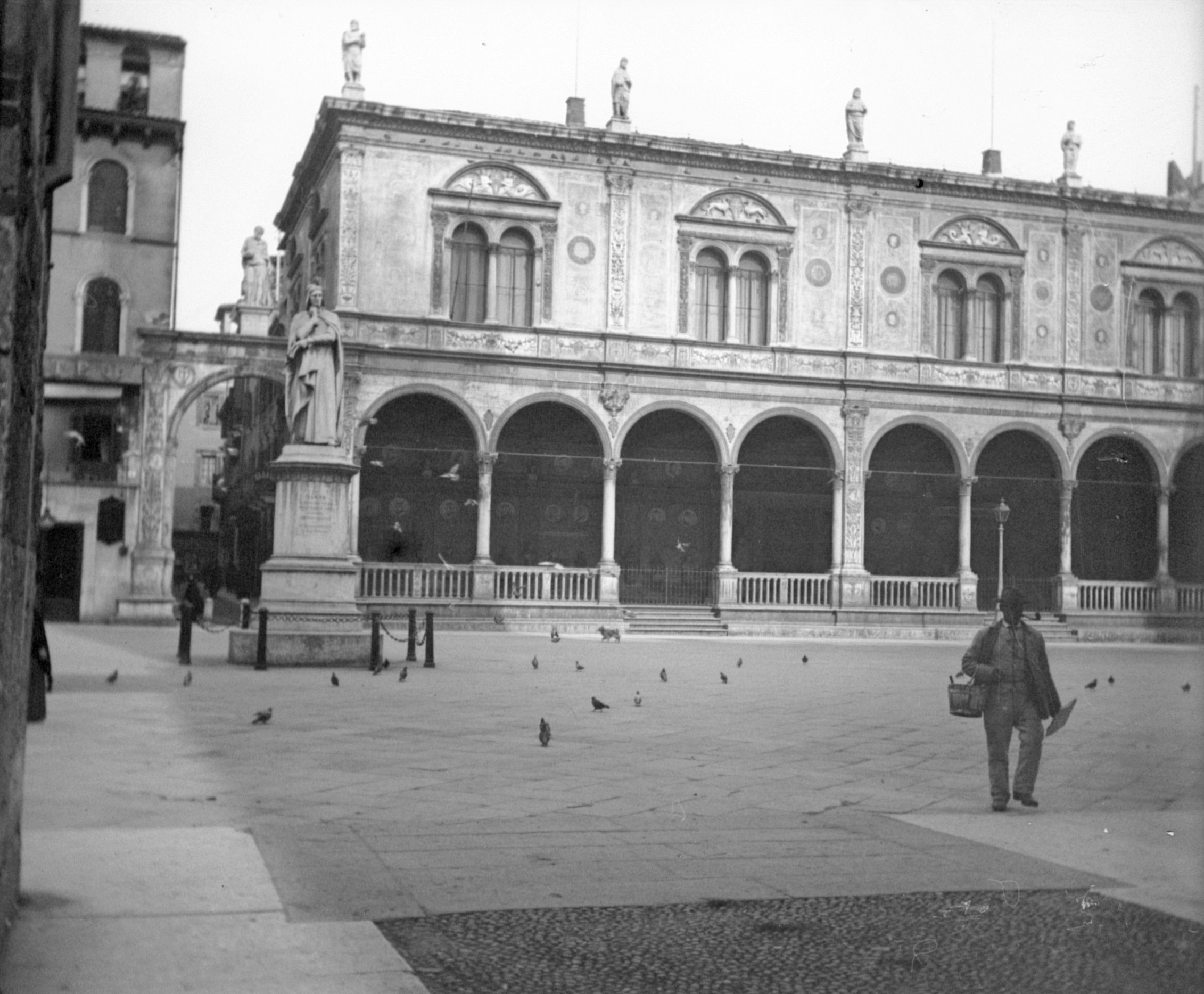 Piazza dei Signori in Verona (April 1902), 87191 sn L_o (DRM CC BY-NC-SA)