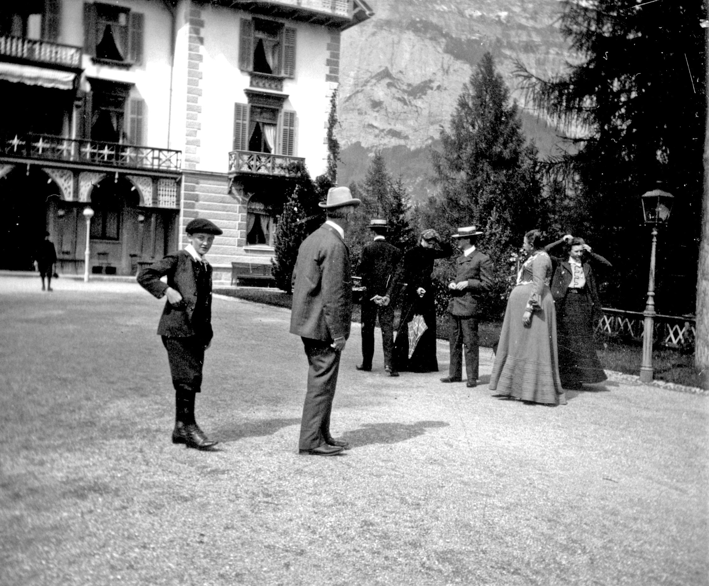 Hotelgäste vor der Villa Silvana in Flims (August 1902), 87220 sn R_o (DRM CC BY-NC-SA)