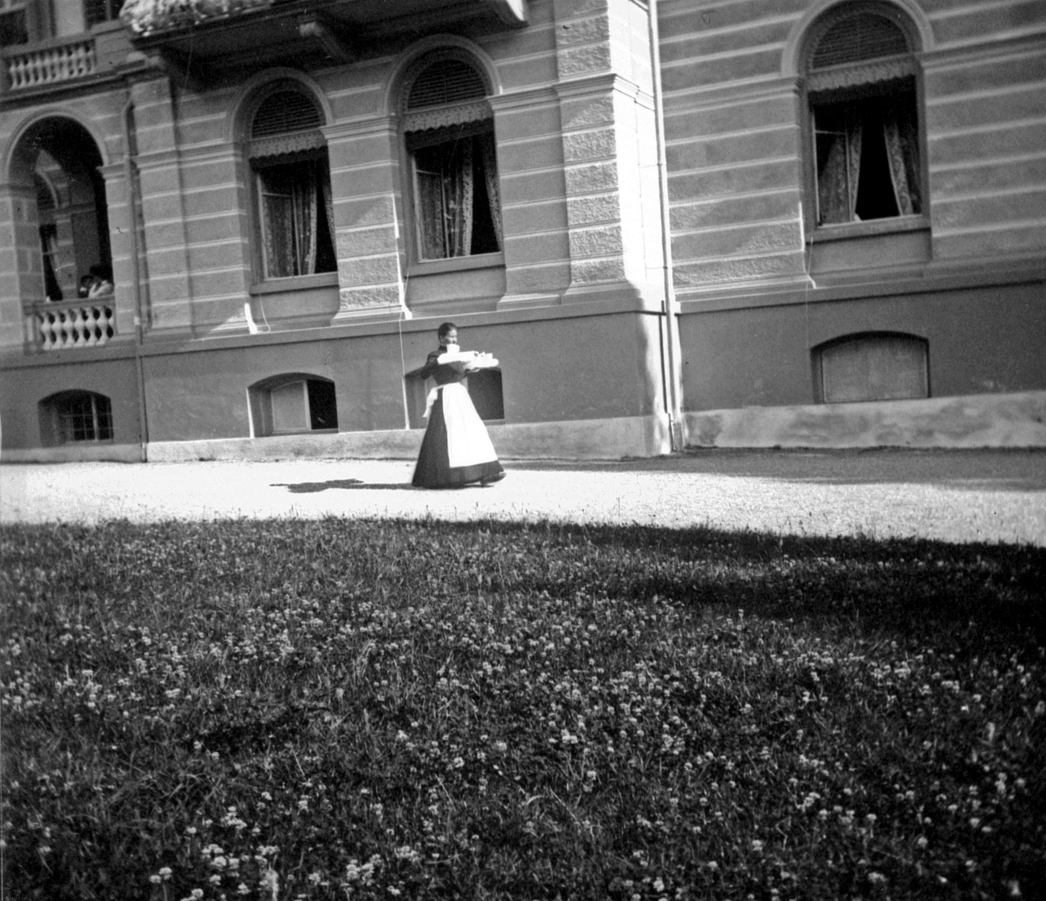 Kellnerin vor dem Hotel Waldhaus Flims (August 1902), 87221 sn L_o (DRM CC BY-NC-SA)