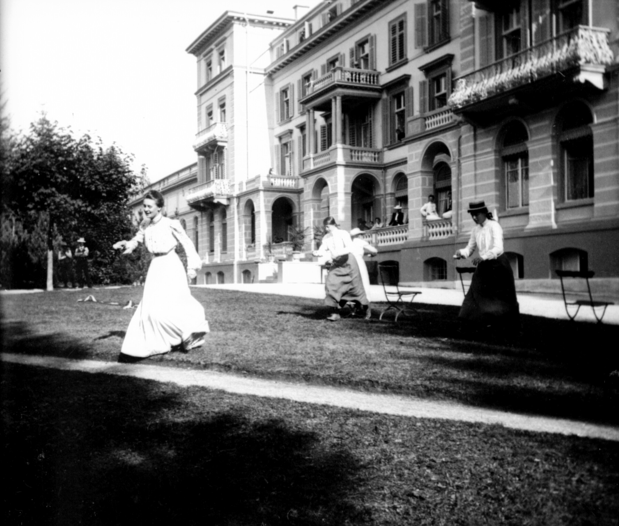 Spiele im Freien beim Hotel Waldhaus Flims (August 1902), 87222 sn L_o (DRM CC BY-NC-SA)
