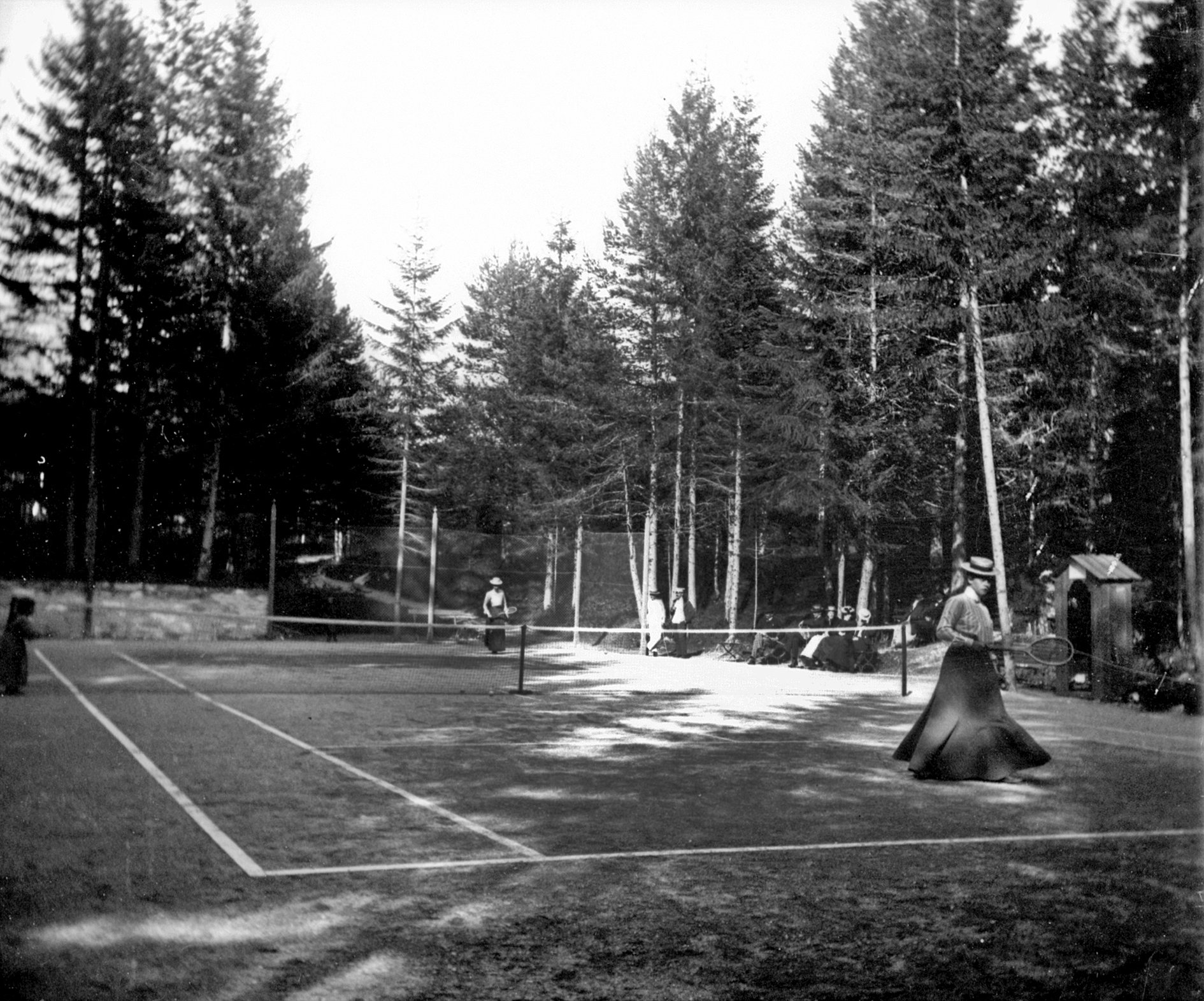 Tennisplatz beim Hotel Waldhaus Flims (August 1902), 87226 sn R_o (DRM CC BY-NC-SA)