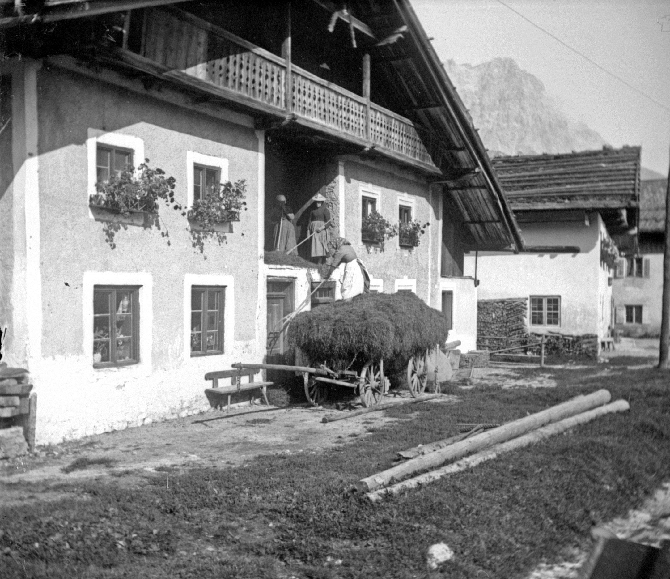 Bauernhäuser im Unterdorf in Lermoos (September 1902), 87260 sn L_o (DRM CC BY-NC-SA)