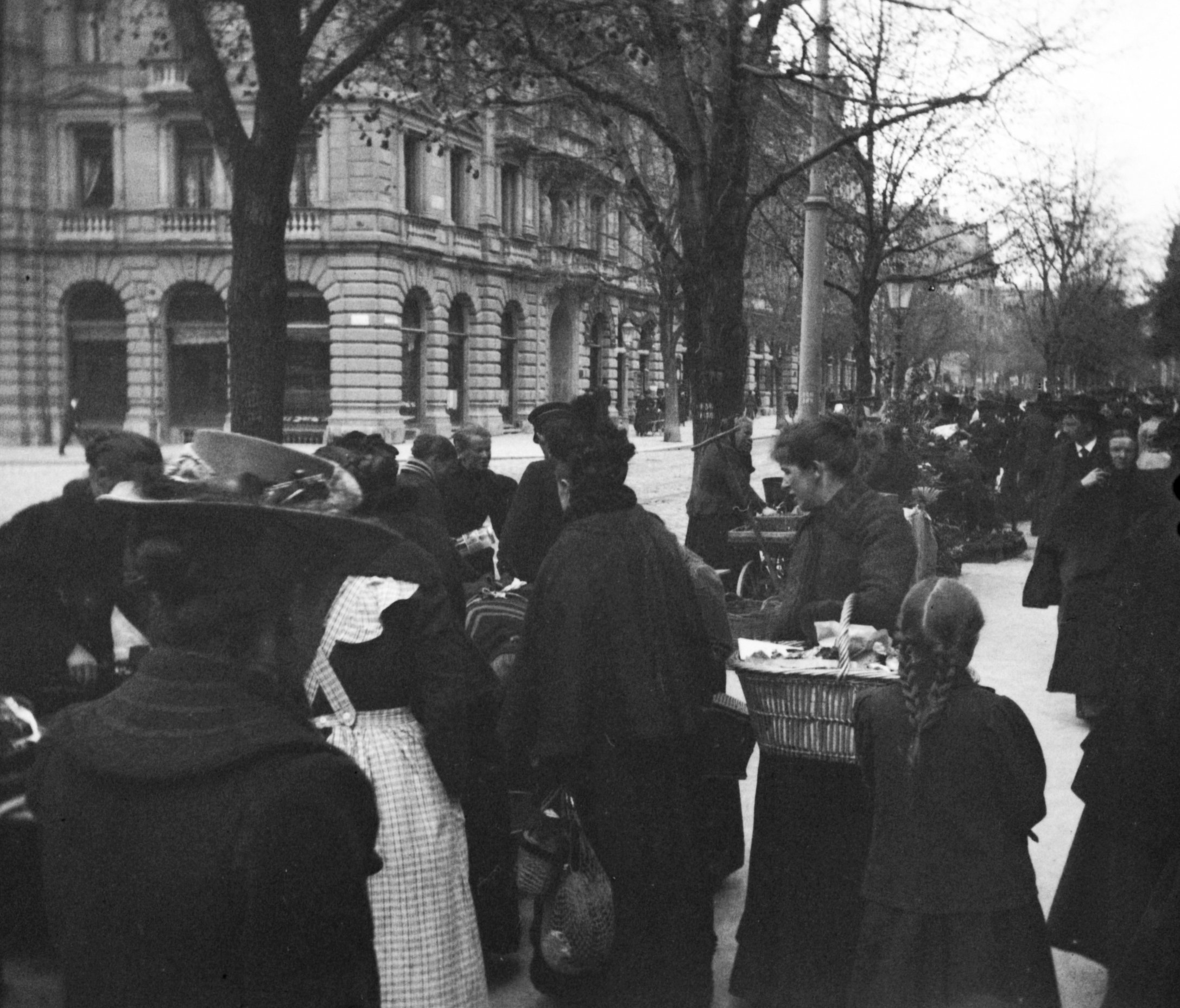 Wochenmarkt in der Bahnhofstraße in Zürich (März 1903), 87279 sn R_o (DRM CC BY-NC-SA)