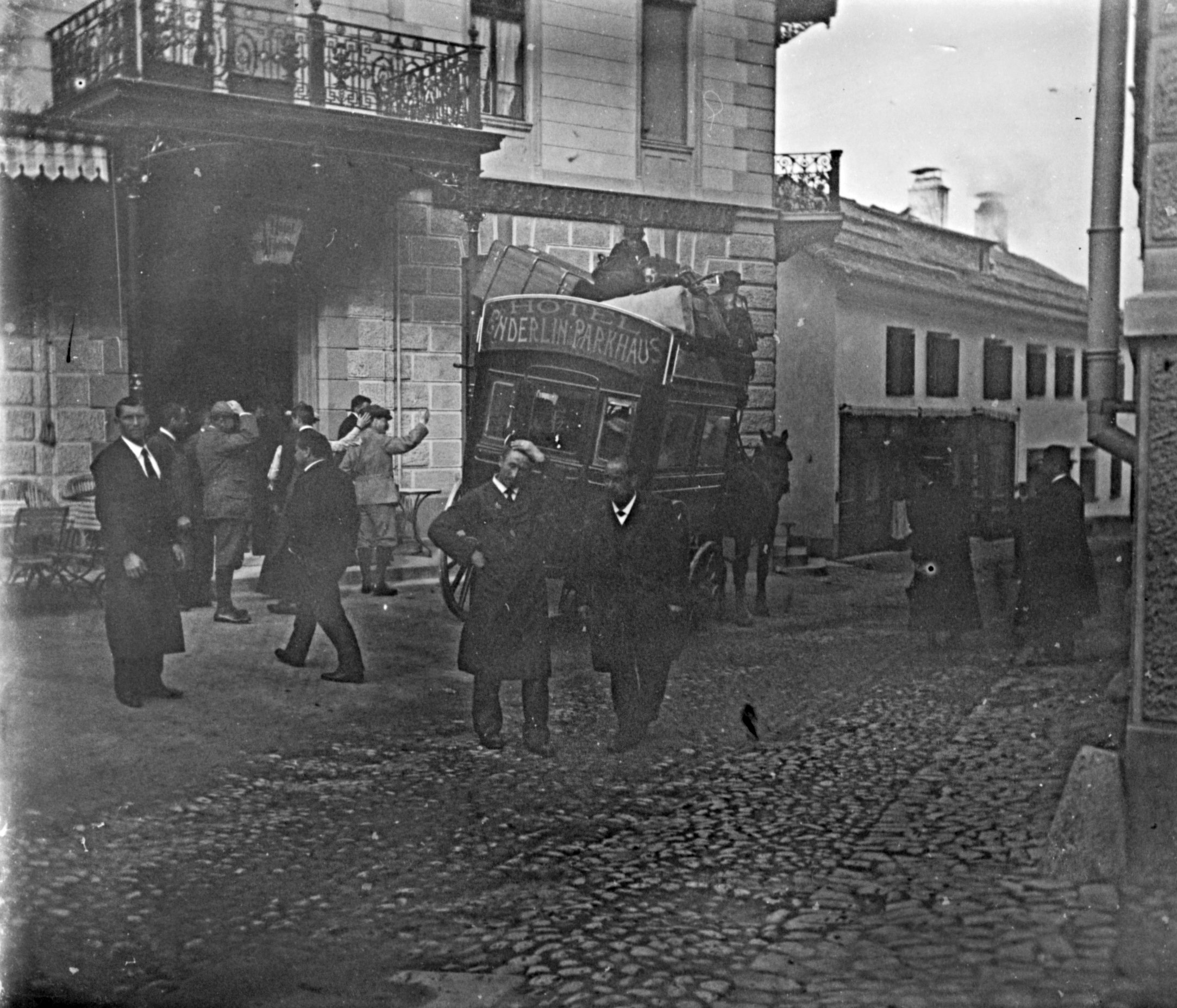 Abfahrt des Omnibusses am Hotel Enderlin in Pontresina (August-September 1903), 87403 sn L_o.jpg (DRM CC BY-NC-SA)