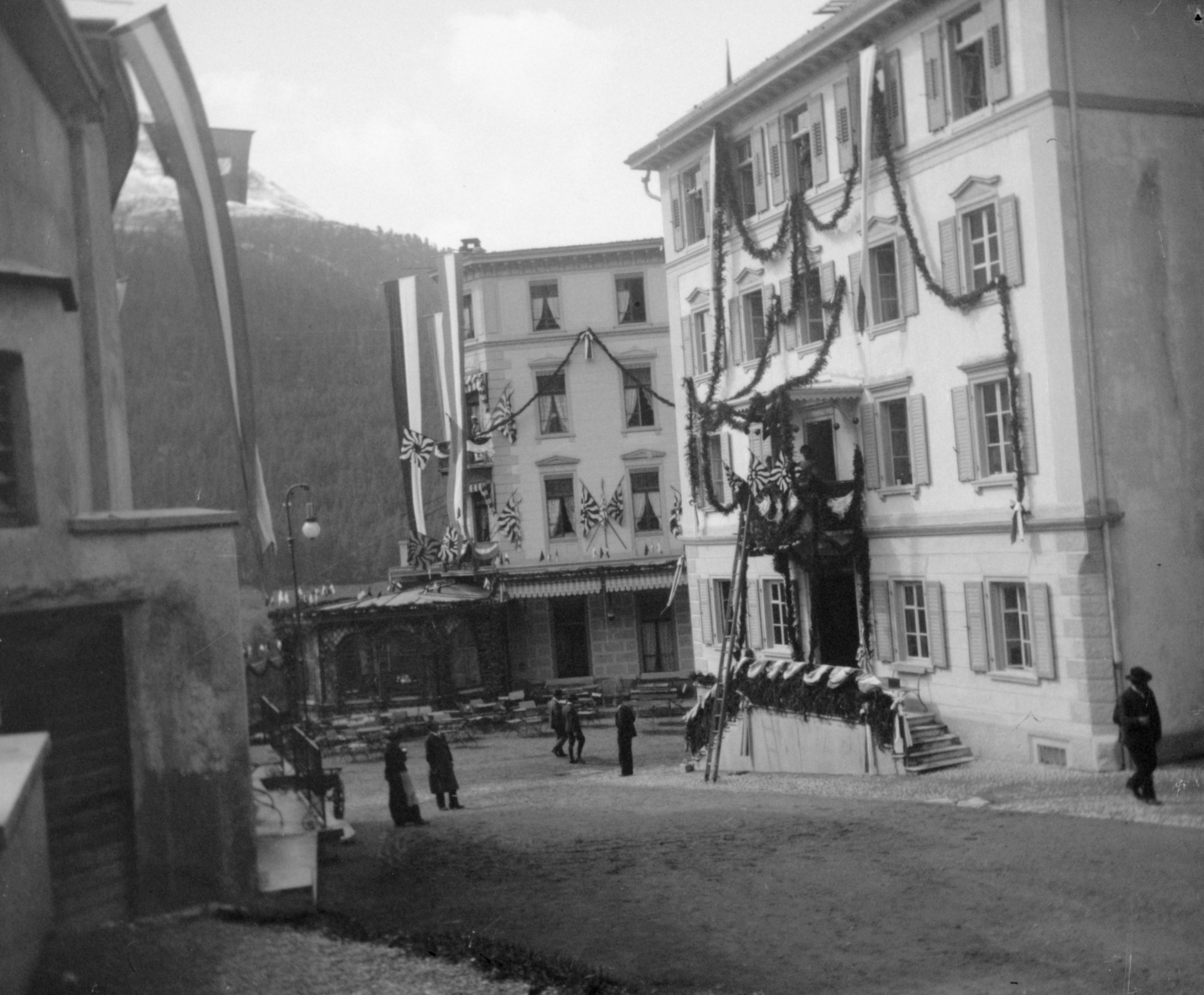 Festbeflaggung an den Hotels Weisses Kreuz und Enderlin in Pontresina (August-September 1903), 87404 sn R_o.jpg (DRM CC BY-NC-SA)