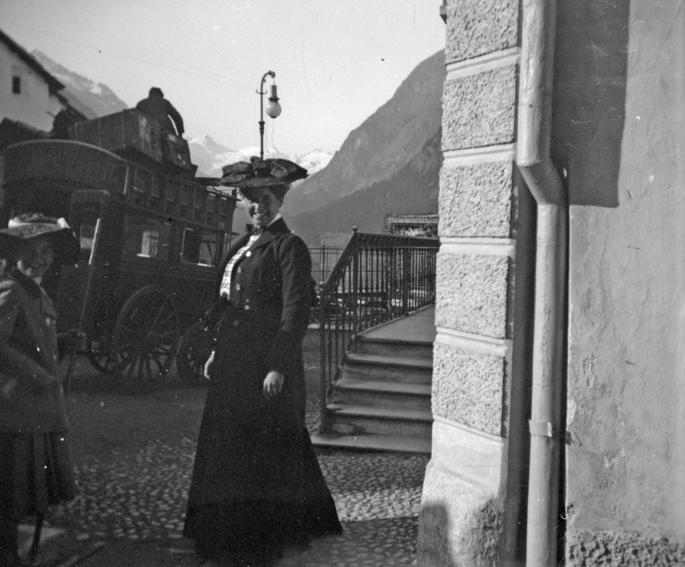 Pferde-Omnibus am Hotel Weisses Kreuz in Pontresina (August-September 1903), 87406 sn R_o.jpg (DRM CC BY-NC-SA)