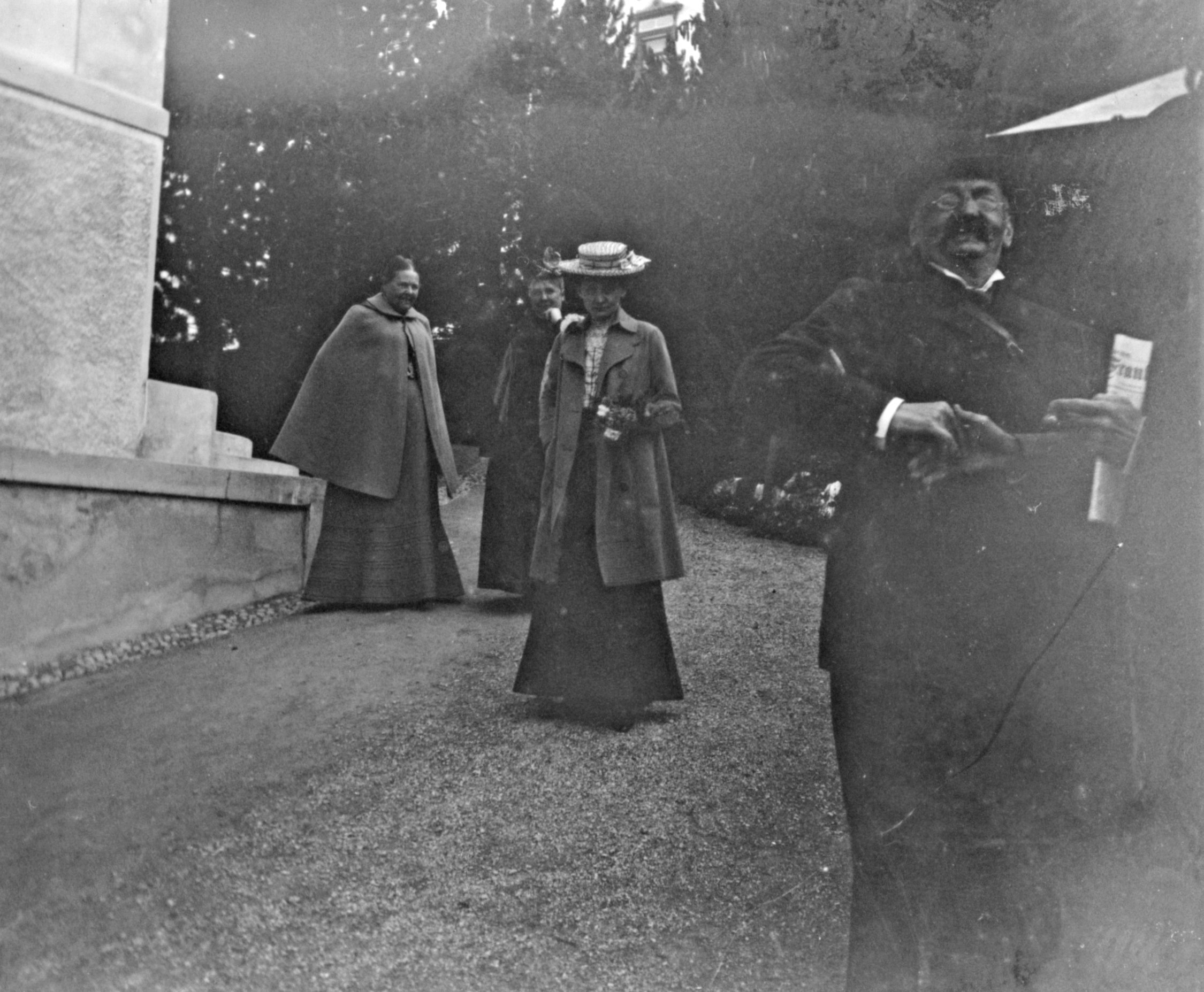 Gruppe in der Auffahrt des Hotels Weisses Kreuz in Pontresina (August-September 1903), 87407 sn R_o.jpg (DRM CC BY-NC-SA)