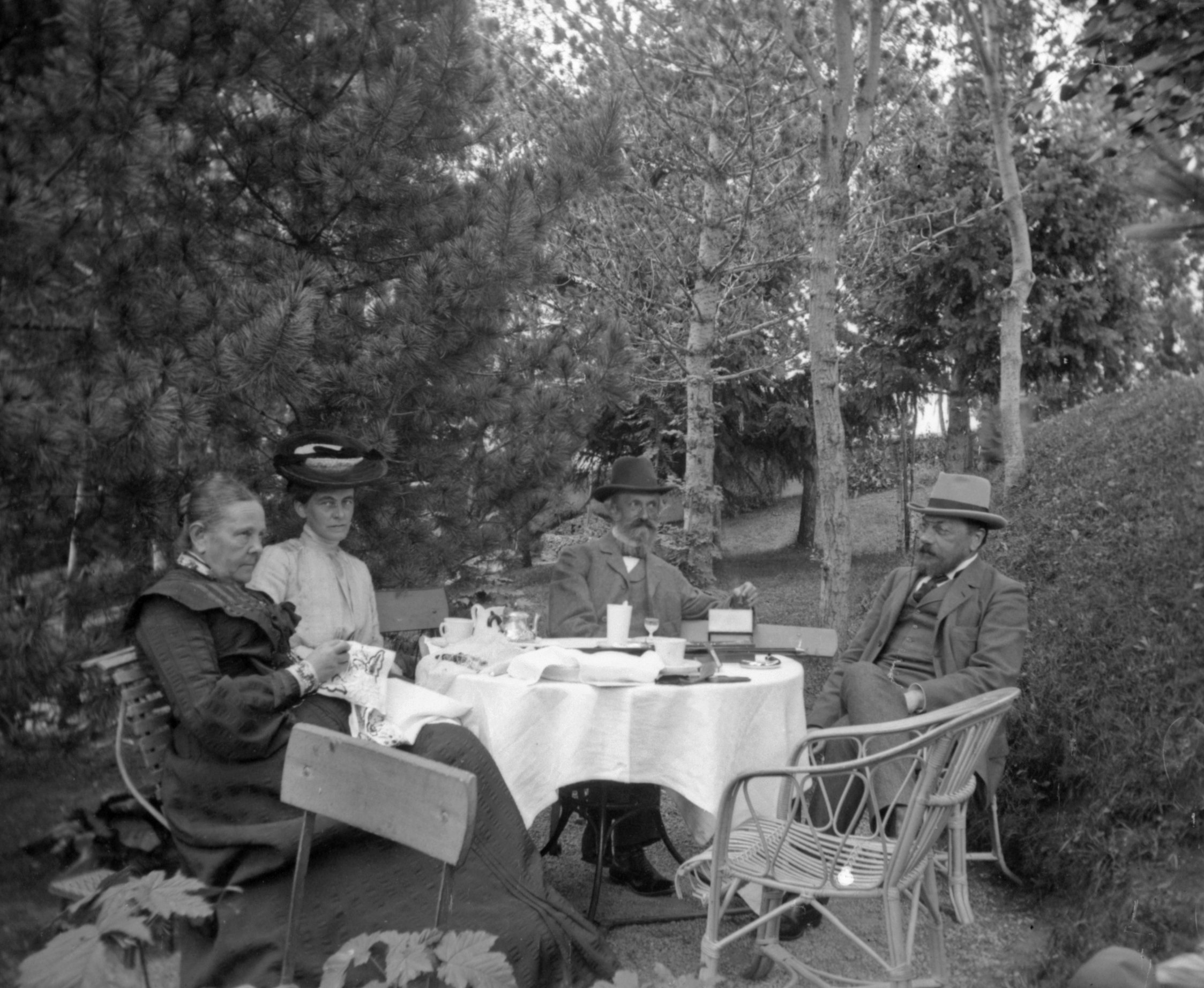 Kaffeetafel im Garten des Hotels Weisses Kreuz in Pontresina (August-September 1903), 87408 sn R_o.jpg (DRM CC BY-NC-SA)