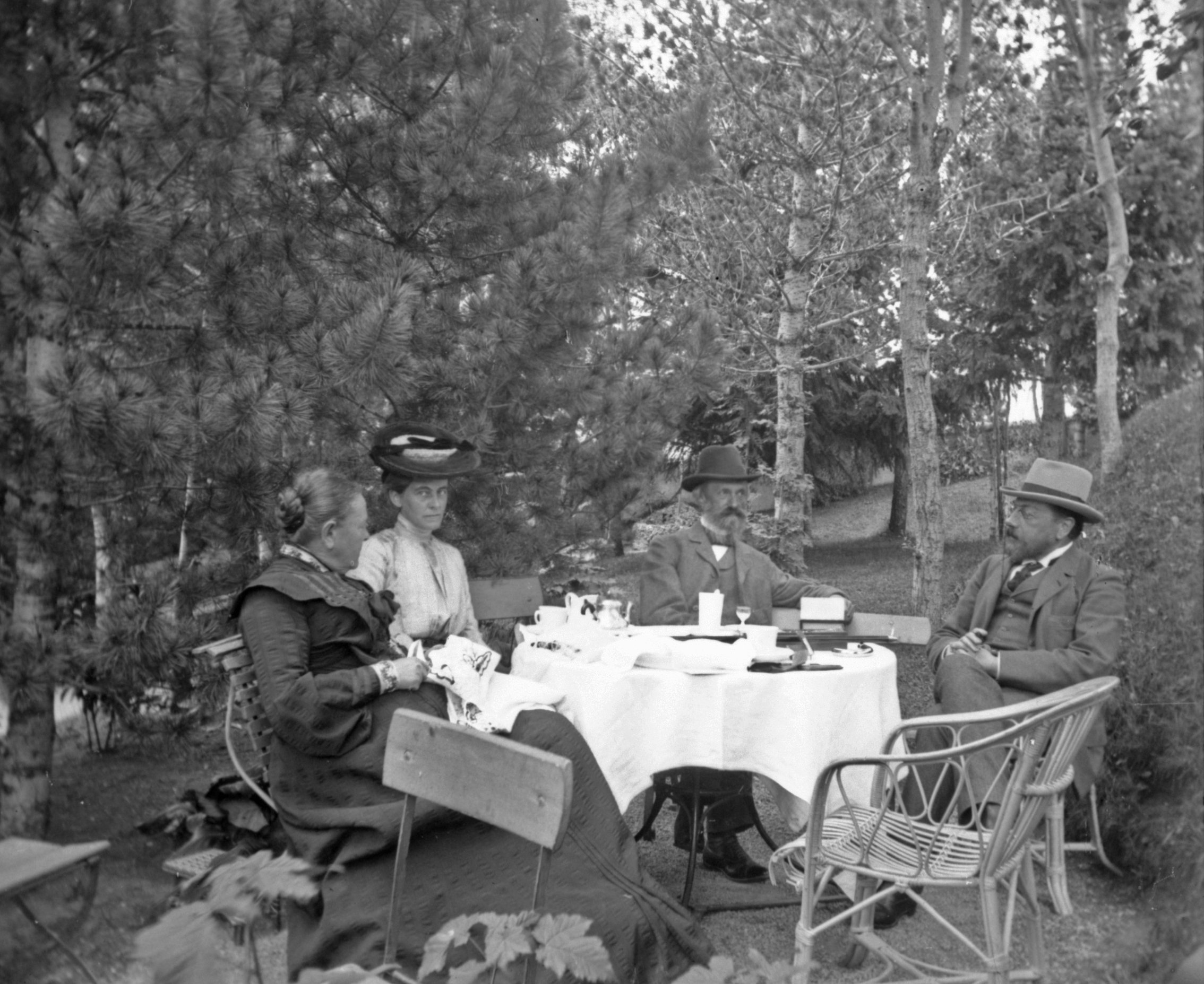 Kaffeetafel im Garten des Hotels Weisses Kreuz in Pontresina (August-September 1903), 87409 sn R_o.jpg (DRM CC BY-NC-SA)