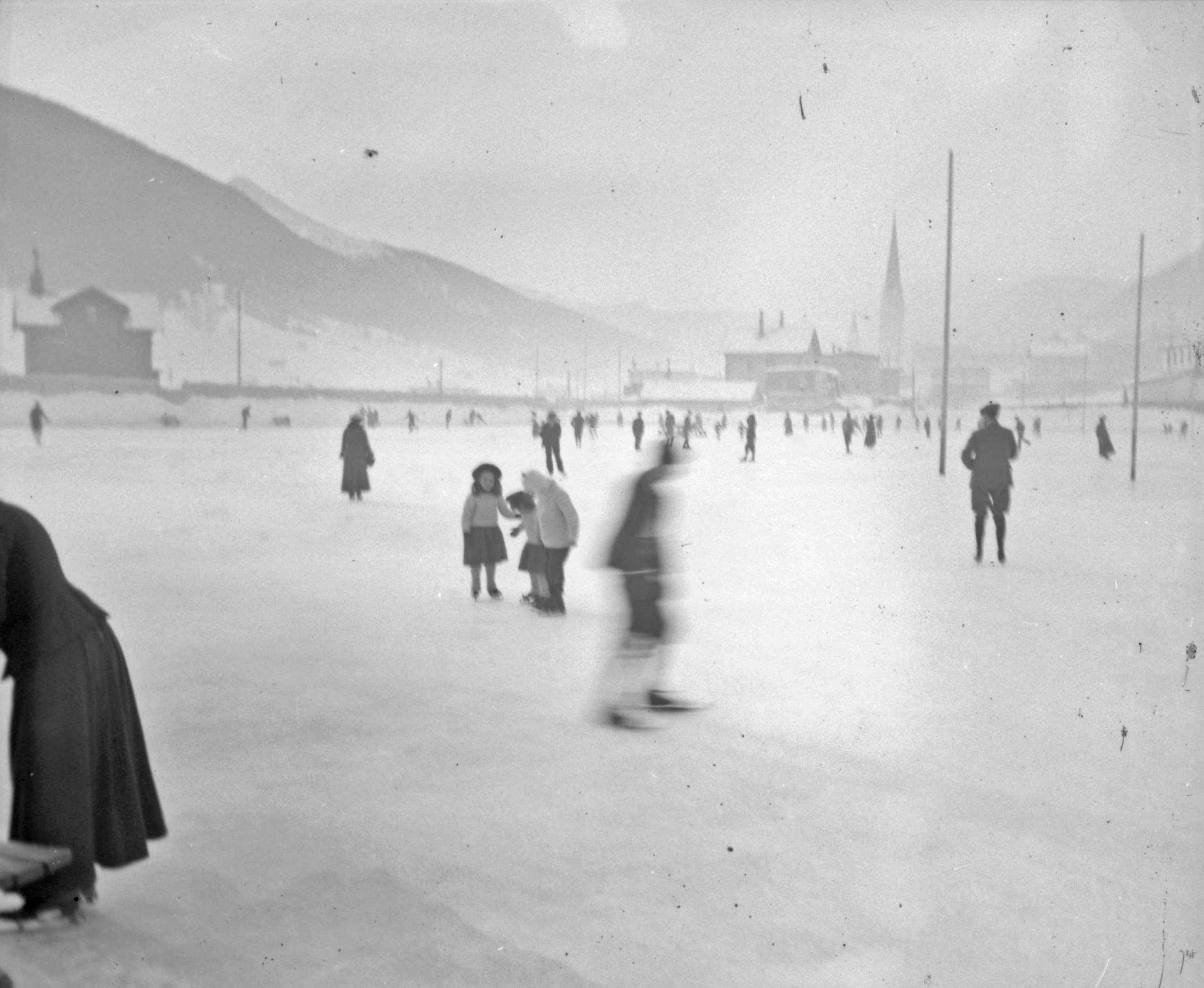 Schlittschuhläufer auf der Eisbahn in Davos Platz (Dezember 1903-Januar 1904), 87447 sn R_o.jpg (DRM CC BY-NC-SA)