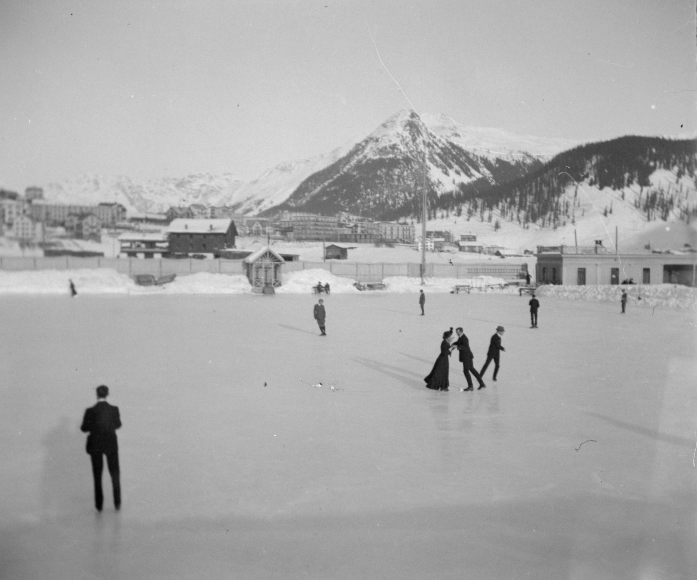 Schlittschuhläufer auf der Eisbahn in Davos Platz (Dezember 1903-Januar 1904), 87448 sn R_o.jpg (DRM CC BY-NC-SA)