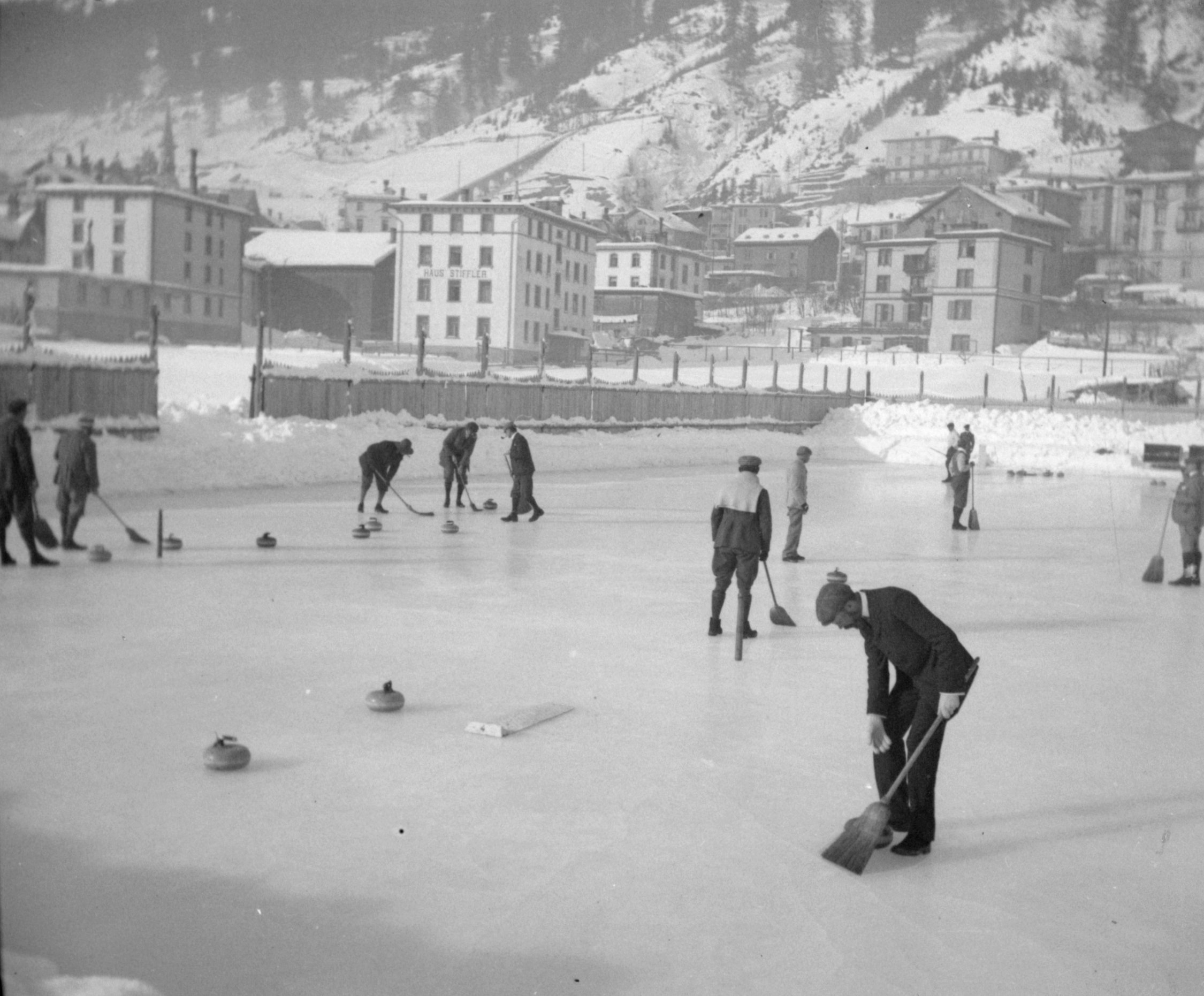Curling auf der Eisbahn in Davos Platz (Dezember 1903-Januar 1904), 87449 sn R_o.jpg (DRM CC BY-NC-SA)