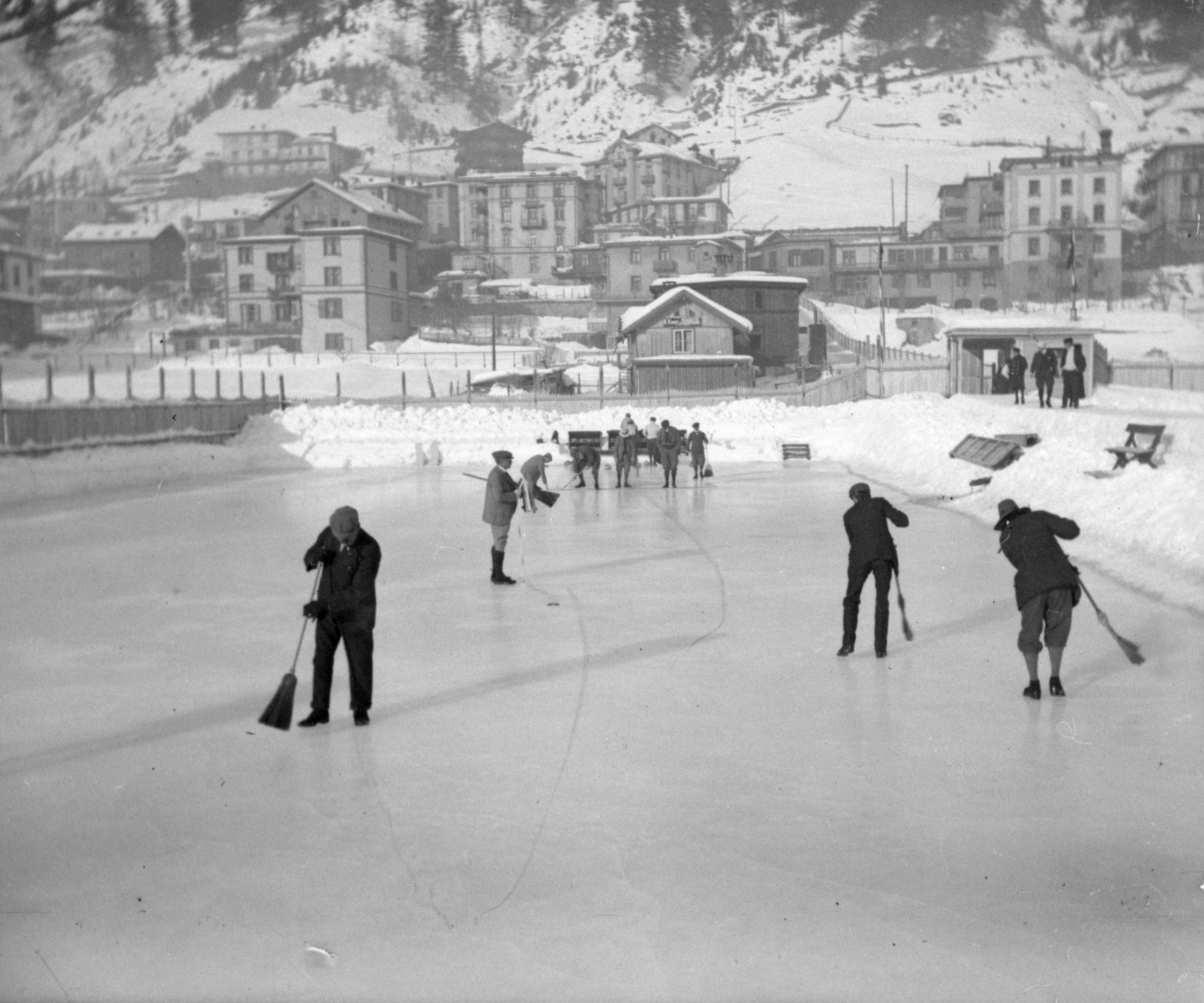 Curling auf der Eisbahn in Davos Platz (Dezember 1903-Januar 1904), 87450 sn L_o.jpg (DRM CC BY-NC-SA)