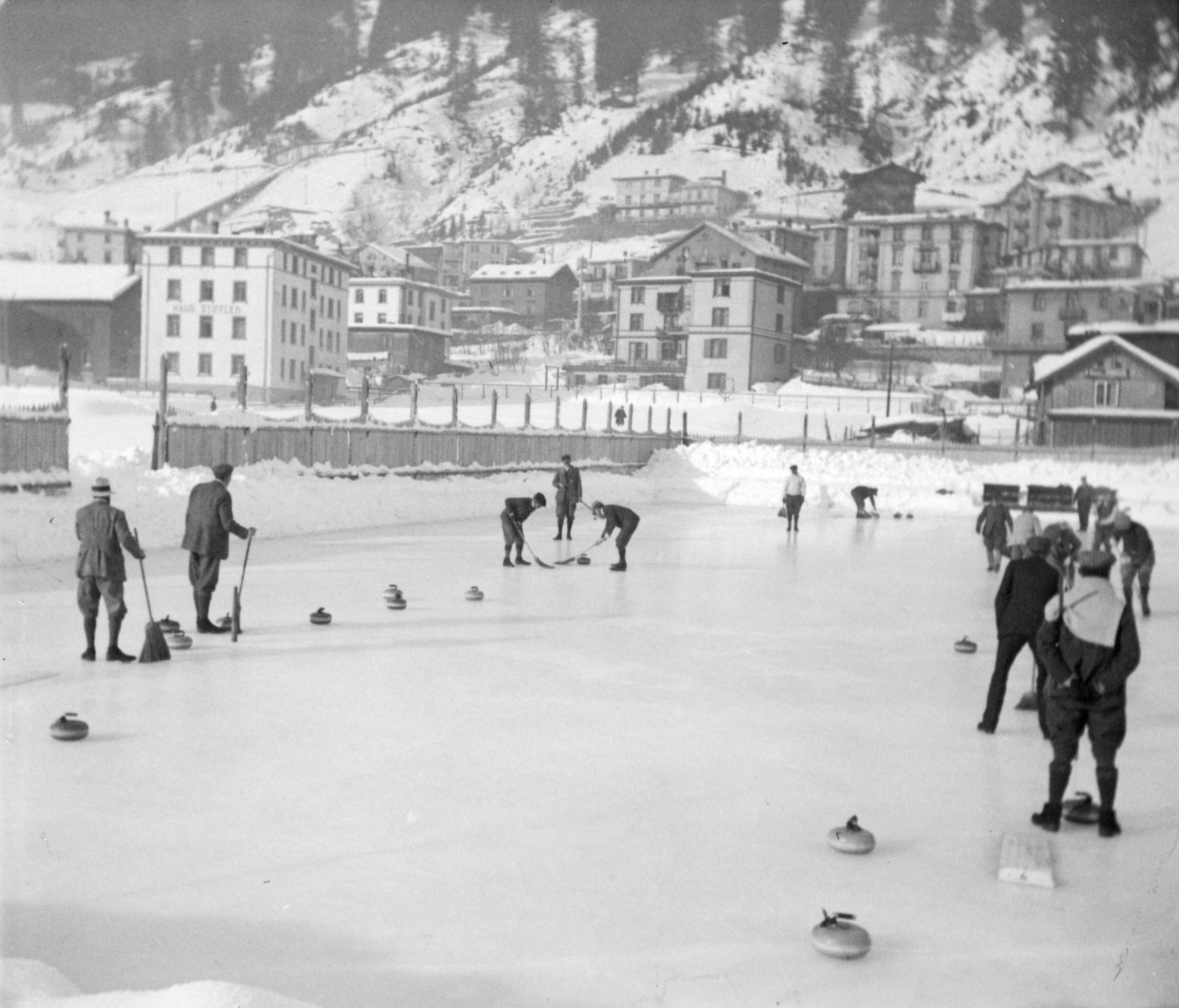 Curling auf der Eisbahn in Davos Platz (Dezember 1903-Januar 1904), 87451 sn L_o.jpg (DRM CC BY-NC-SA)