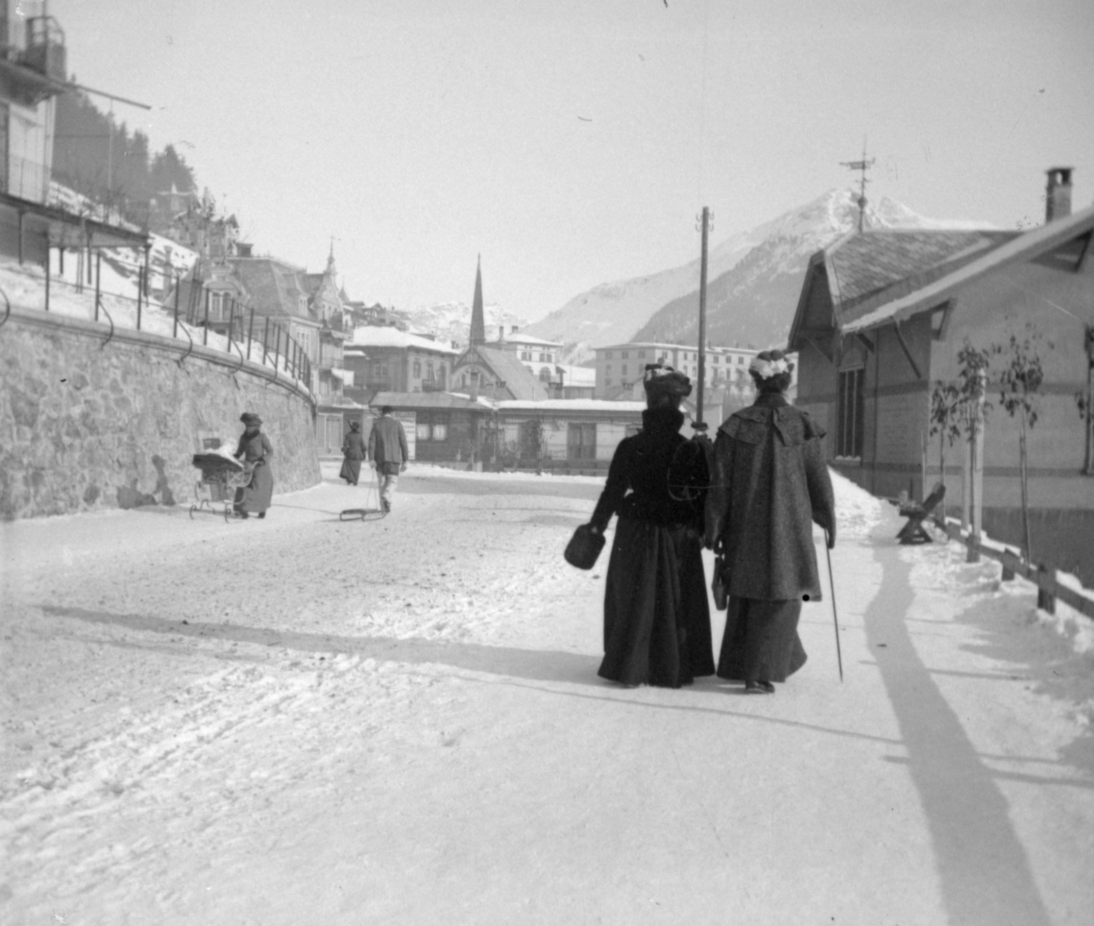 Spaziergängerinnen auf der Promenade in Davos (Dezember 1903-Januar 1904), 87456 sn L_o.jpg (DRM CC BY-NC-SA)