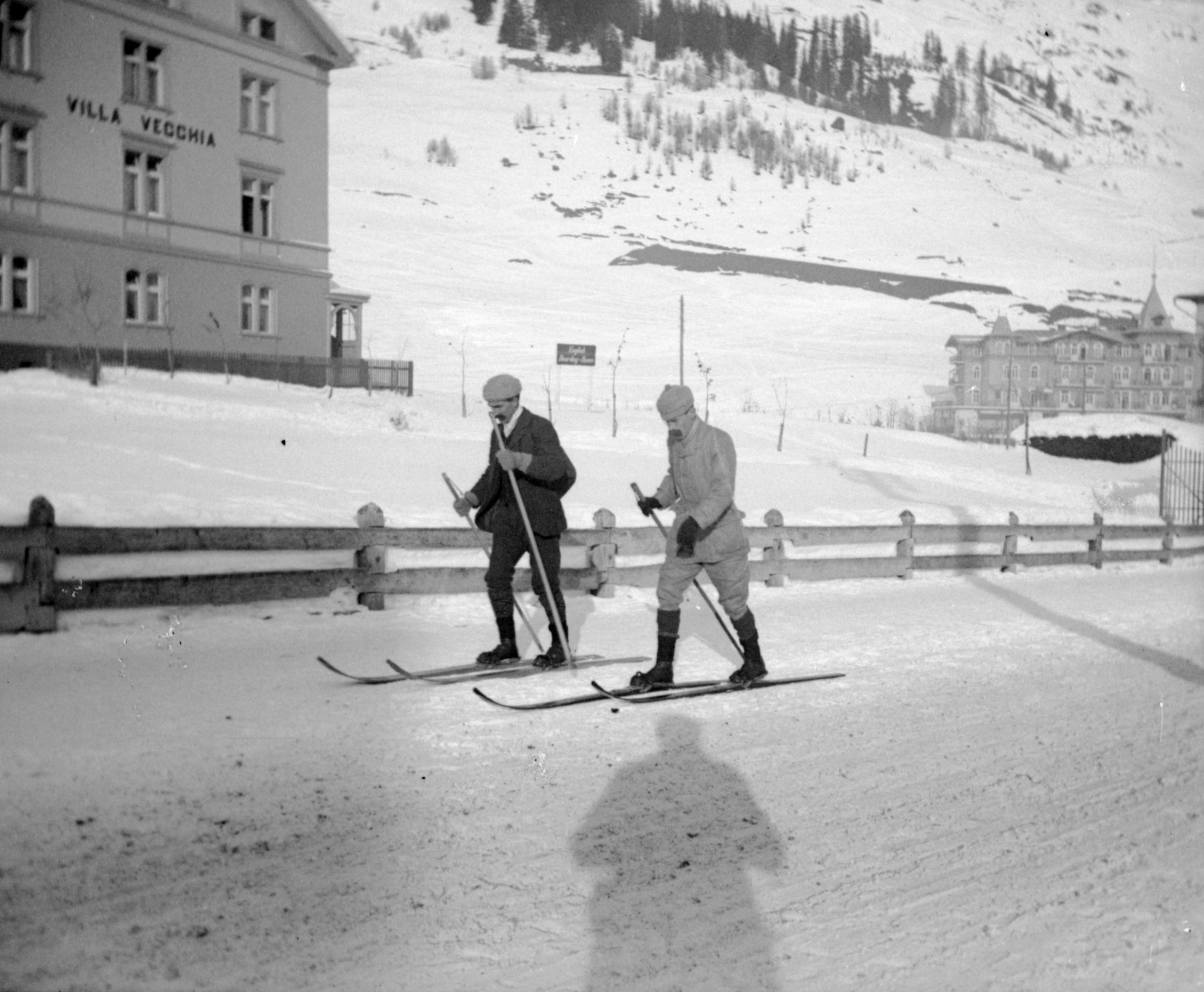 Skilangläufer auf der Promenade in Davos (Dezember 1903-Januar 1904), 87459 sn R_o.jpg (DRM CC BY-NC-SA)