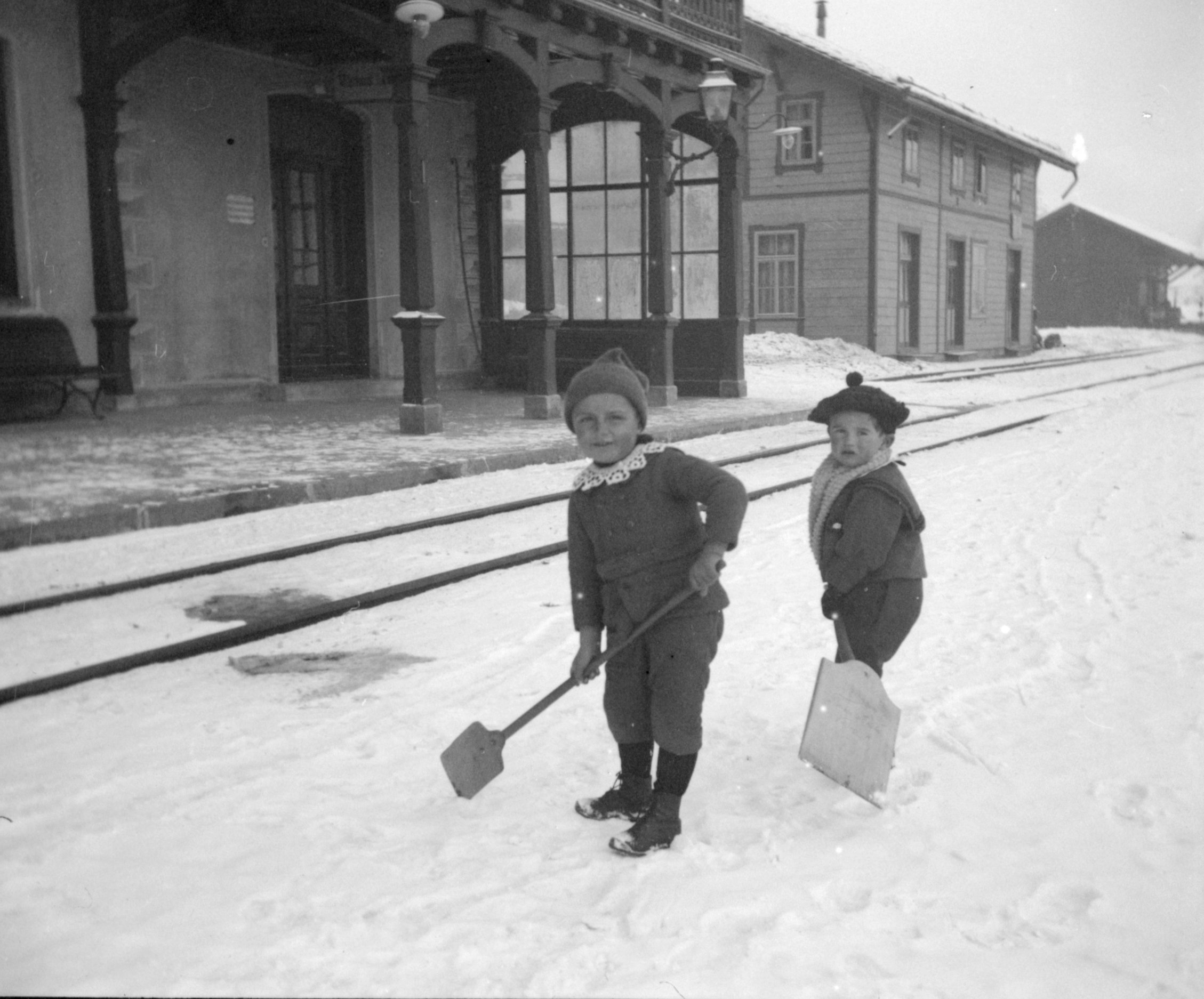 Kinder am Bahnhof Davos Dorf (Dezember 1903-Januar 1904), 87460 sn L_o.jpg (DRM CC BY-NC-SA)