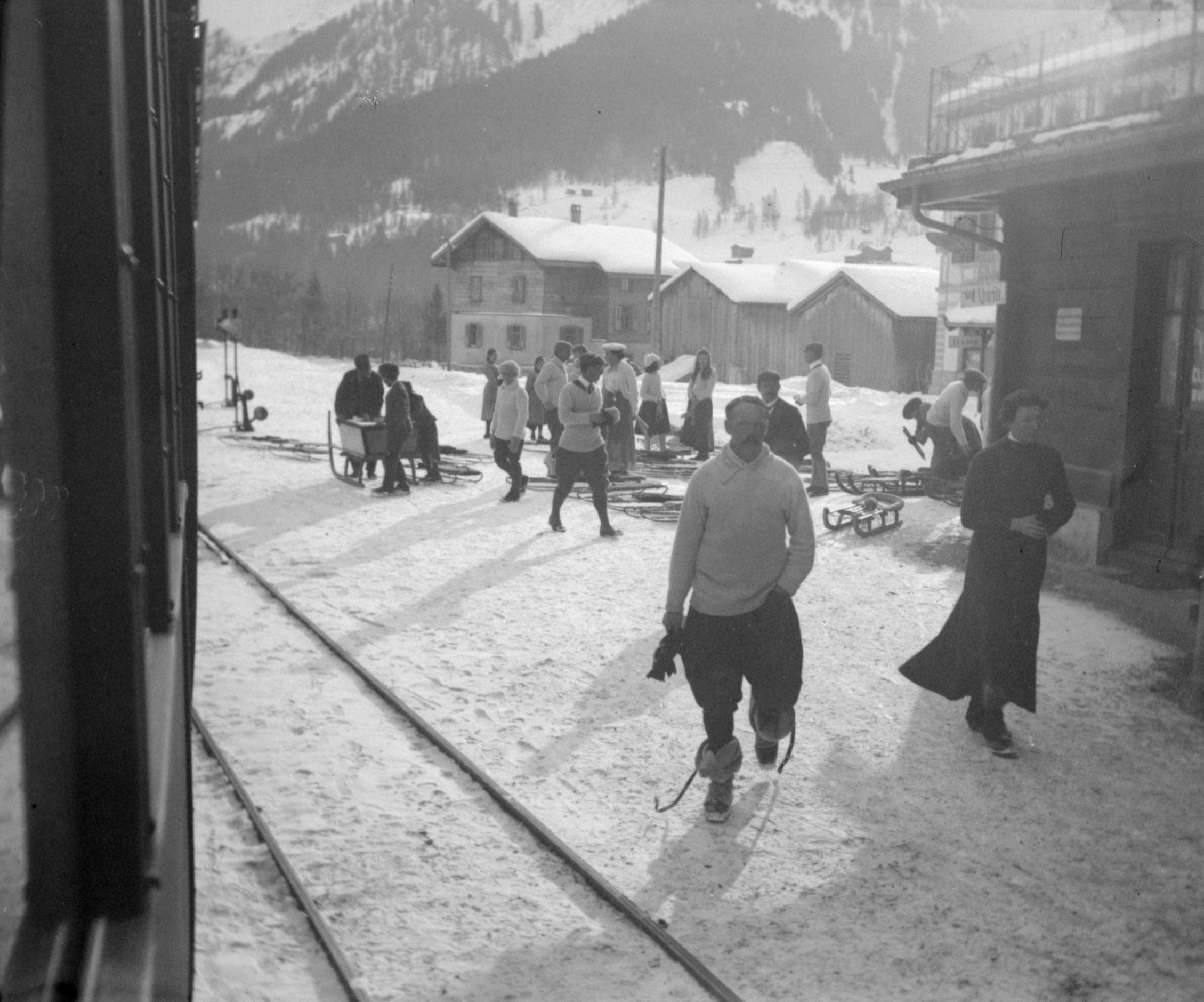 Wintersportler am Bahnhof Klosters Platz (04.01.1904), 87463 sn R_o.jpg (DRM CC BY-NC-SA)