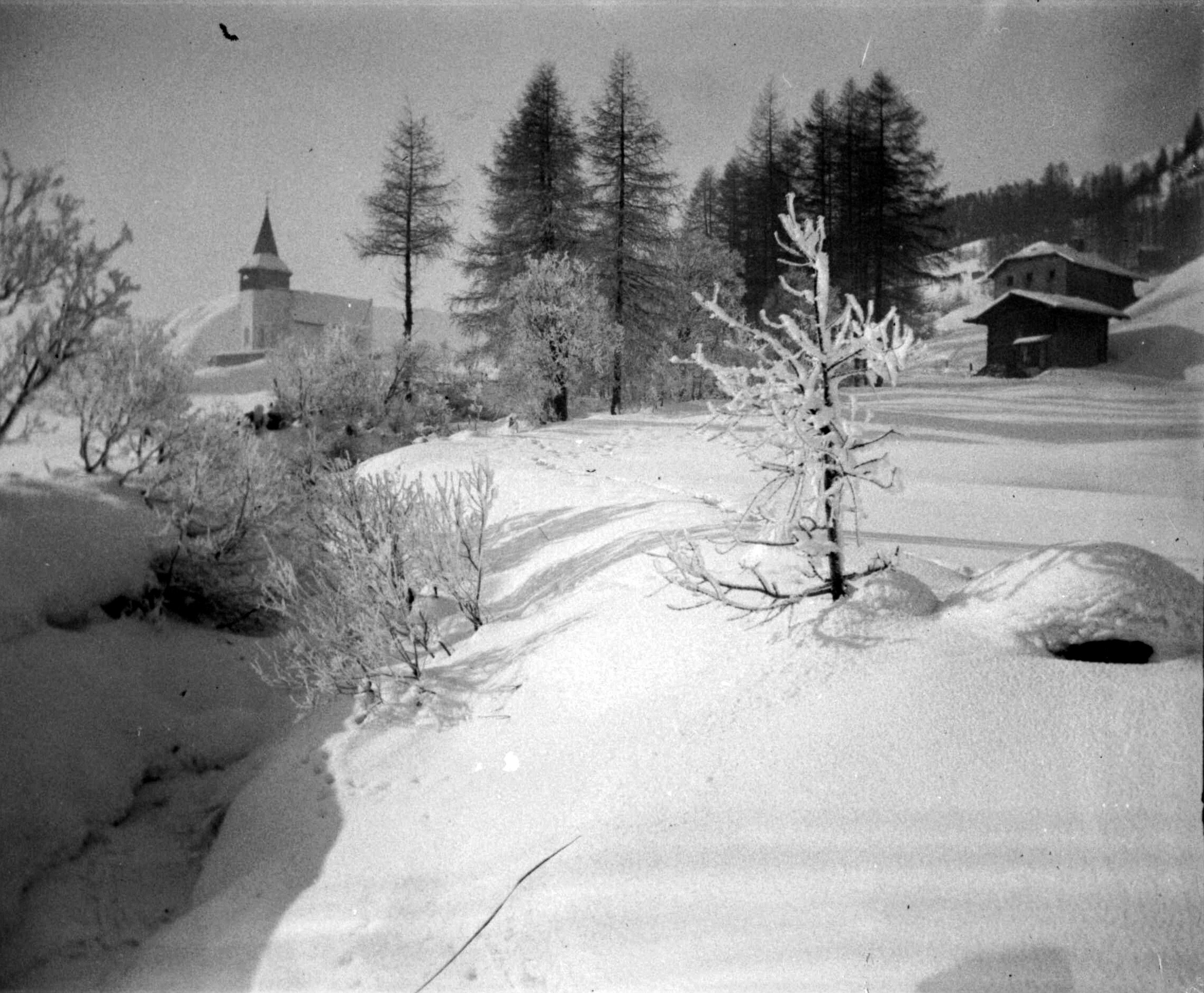 Davos Frauenkirch von der Landwasserstraße (Dezember 1903-Januar 1904), 87479 sn R (DRM CC BY-NC-SA)