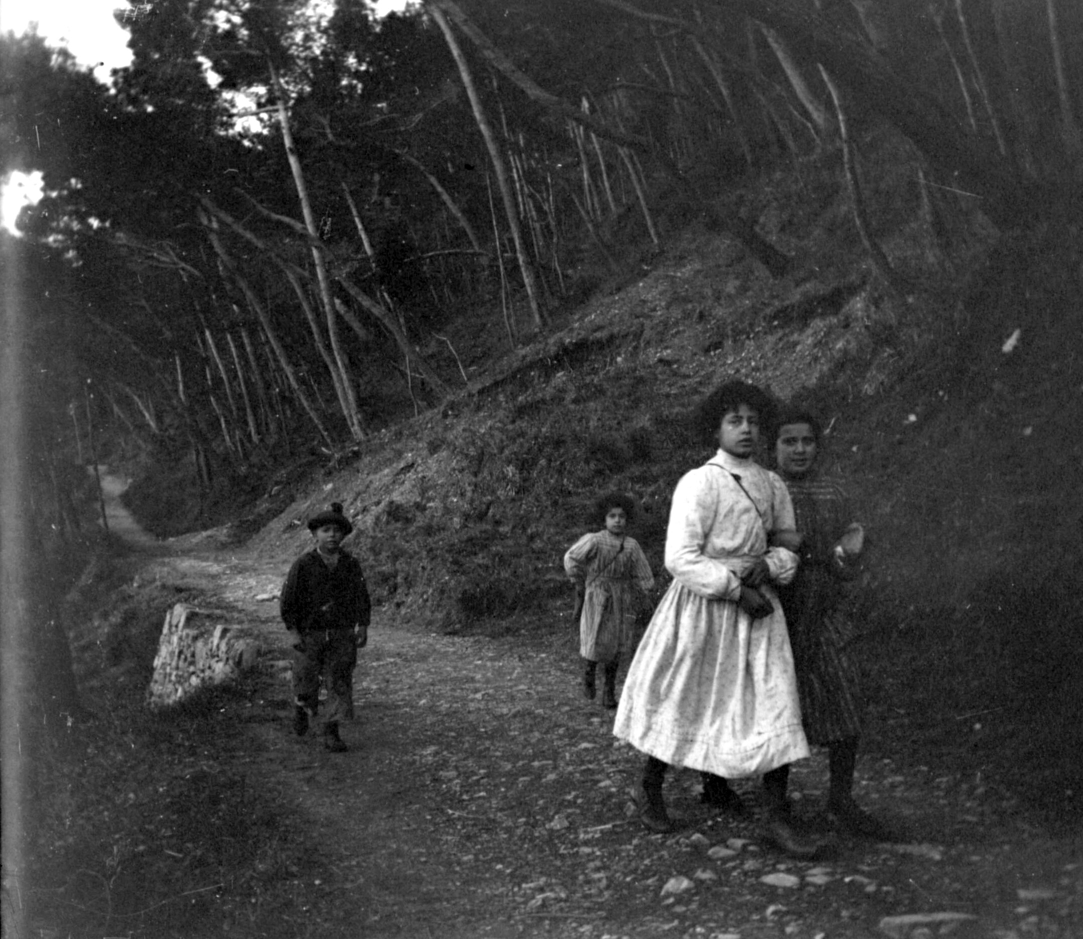 Kinder auf dem Weg von Portofino nach Santa Margherita Ligure (März-April 1904), 87487 sn L (DRM CC BY-NC-SA)