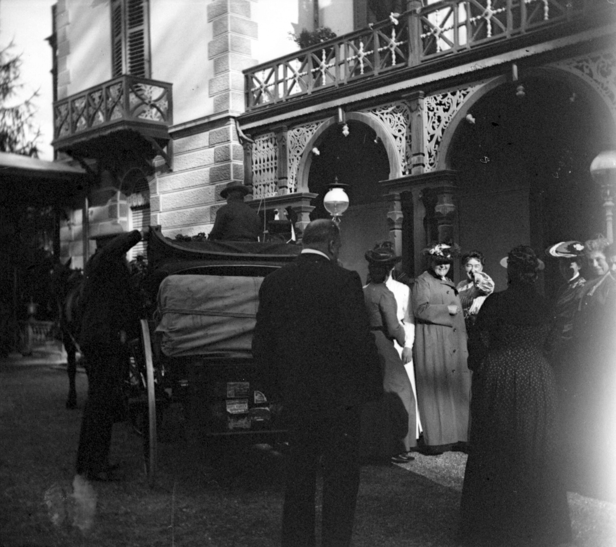 Abfahrt der Kutsche der Röntgens in Waldhaus Flims (August 1904), 87521 sn R (DRM CC BY-NC-SA)